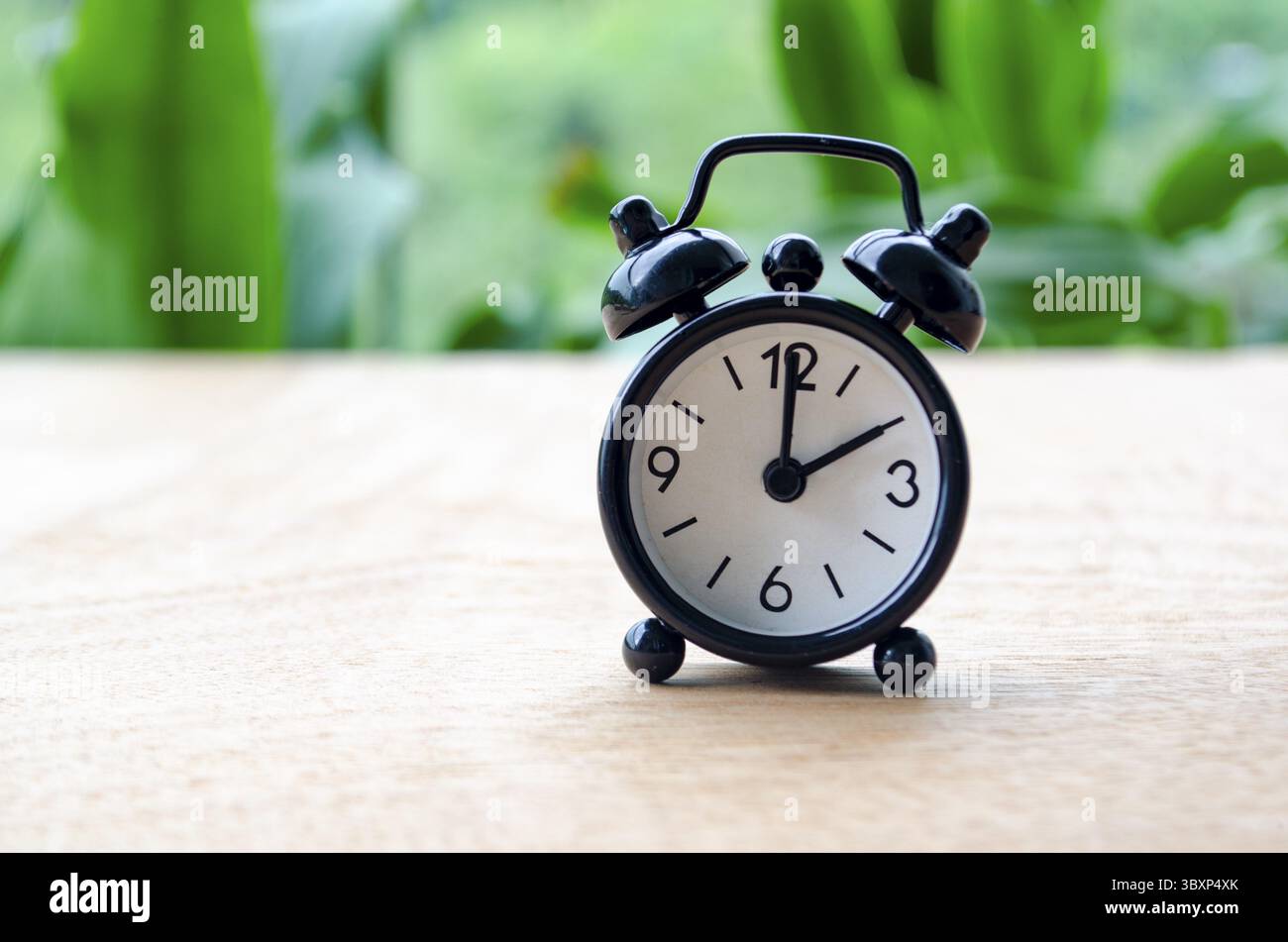 Réveil de table pointant à 14h ou 2h du matin avec espace personnalisable pour le texte. Concept de gestion du temps et espace de copie Banque D'Images