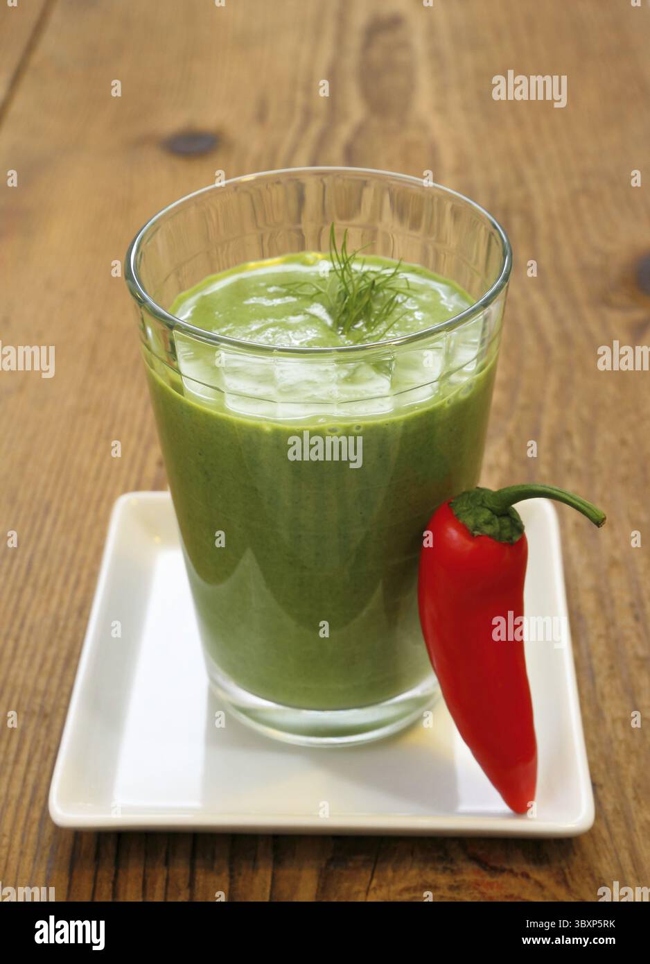 Green smoothie aux épinards et poivrons rouges, fond de bois Banque D'Images