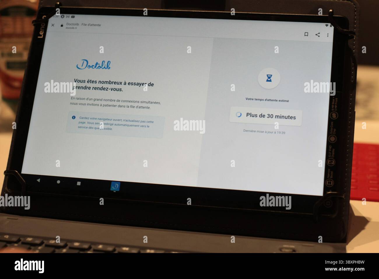 COVID-19 France vaccination Doctolib. Saint-Etienne, France, le 25 novembre 2021. Une page du site Web Doctolib montrant plus de 30 minutes de retard pour obtenir un jab de vaccination est vue sur un comprimé. Un Sanitary Pass (Un vaccin) commence à être plus que nécessaire pour garder une vie normale en Europe (photo de Pierre Teyssot/ESPA-images)(image crédit : &copy ; Agence photo ESPA/CSM via ZUMA Wire) Banque D'Images