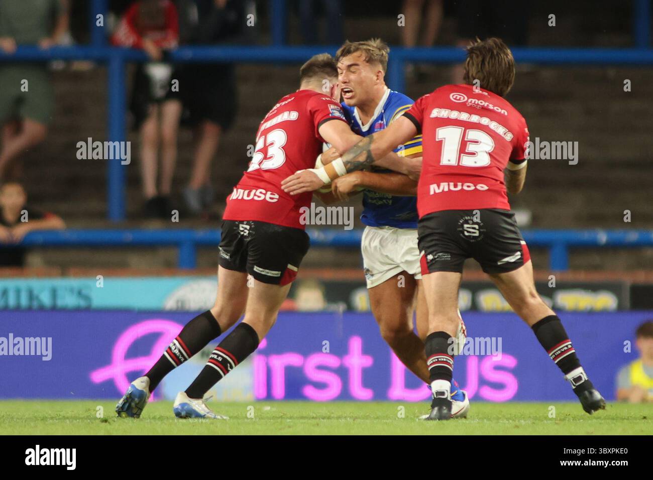 Leeds, Royaume-Uni. 18 juillet 2025. AMT Headingley Rugby Stadium, Leeds, West Yorkshire, 18 juillet 2025. Betfred Super League Leeds Rhinos contre Salford Red Devils Presley Cassell de Leeds Rhinos attaqué par Tom Whitehead et Joe Shorrocks de Salford Red Devils Credit : Touchlinepics/Alamy Live News Banque D'Images