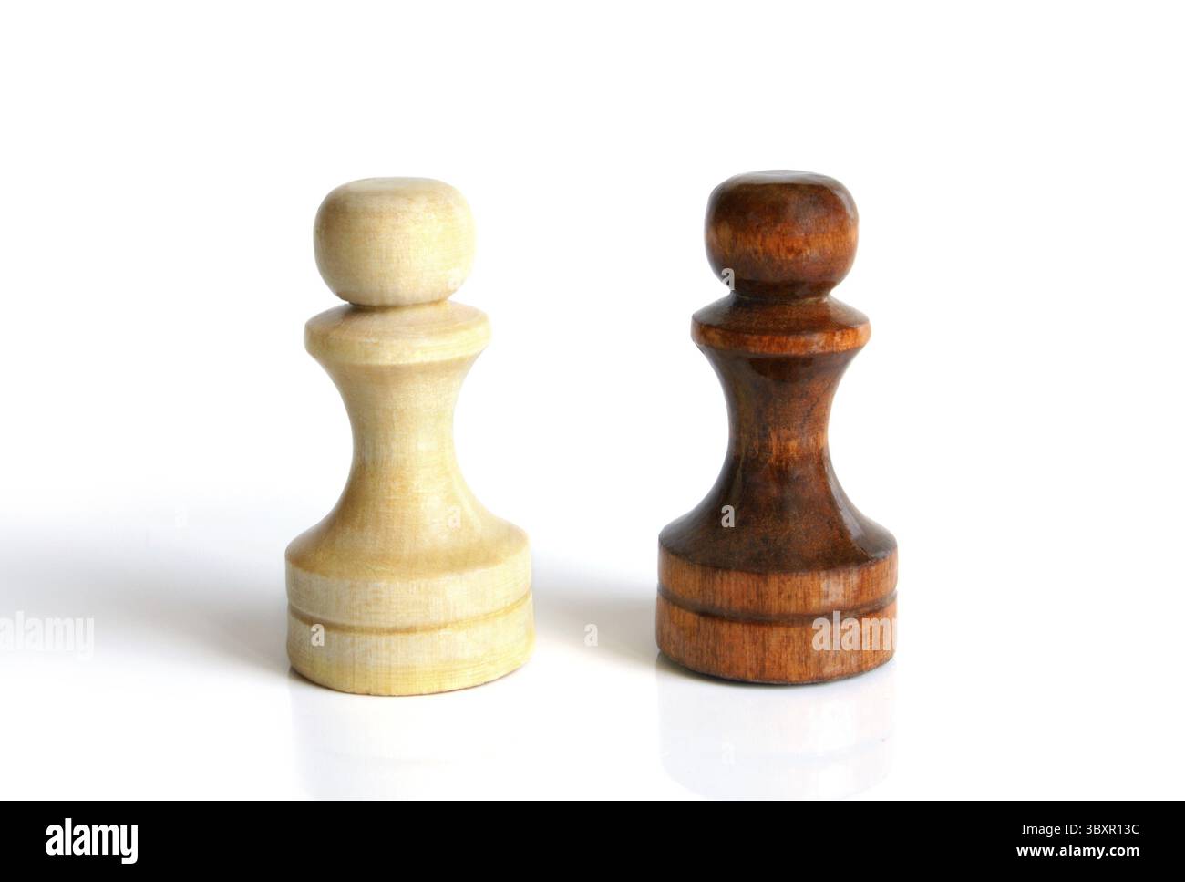 Pions noirs et blancs sur fond blanc Banque D'Images