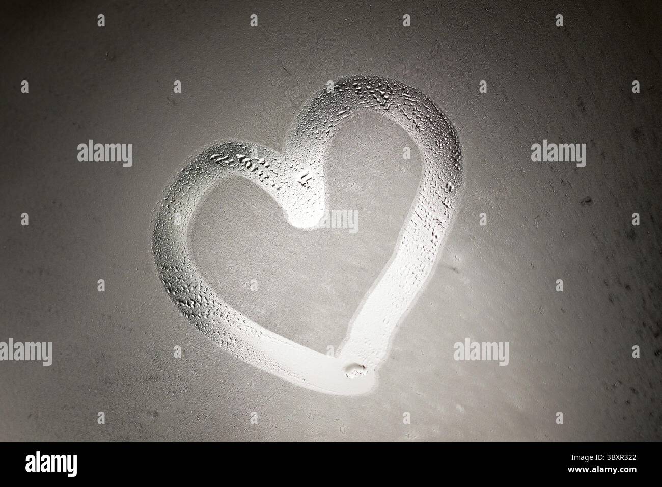 Dessin à la main le symbole de coeur on foggy mirror Banque D'Images