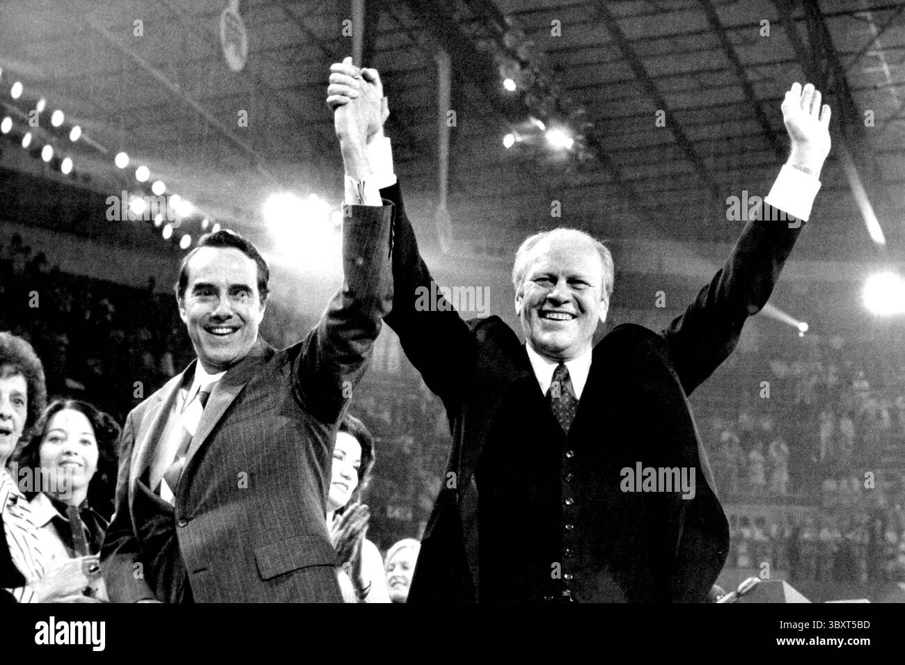 05 décembre 2021 : BOB DOLE, le législateur de longue date qui a surmonté des blessures mortelles pendant la seconde Guerre mondiale pour devenir berger du Parti républicain, est mort dans son sommeil à l'âge de 98 ans. La mort de Dole a été confirmée par la Fondation Elizabeth Dole dans un communiqué dimanche. PHOTO PRISE LE : 19 août 1976, Kansas City, Missouri, États-Unis : le président américain GERALD R. FORD, à droite, et son coéquipier, le sénateur américain BOB DOLE du Kansas, à gauche, à la Convention nationale républicaine de 1976. (Crédit image : © Arnie Sachs/CNP via ZUMA Wire) Banque D'Images