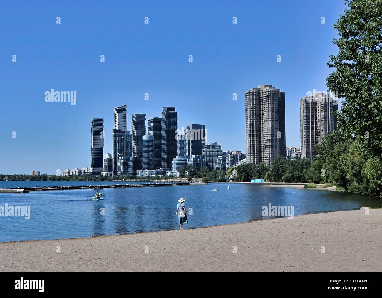 Front de mer du lac Ontario de Toronto avec immeubles d'habitation de grande hauteur Banque D'Images