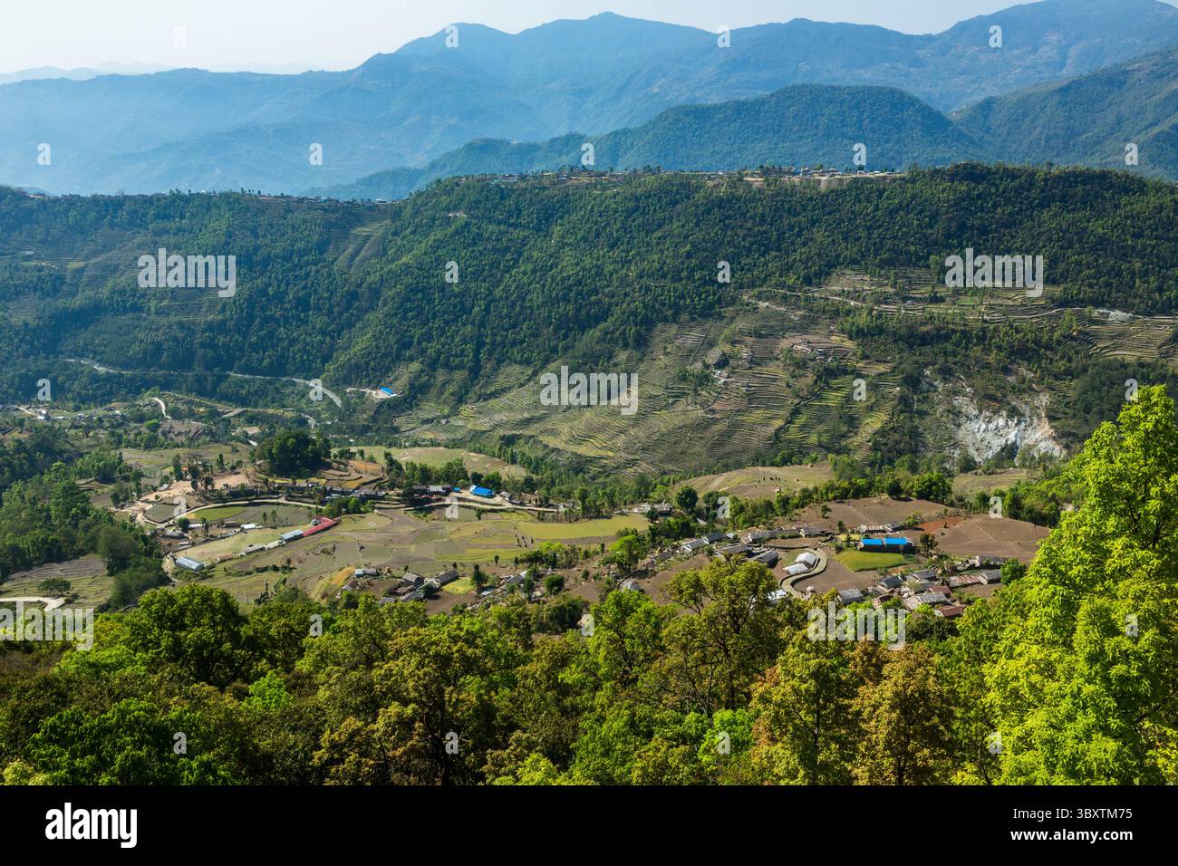 1er avril 2013, Dhampus, province de Gandaki, Népal : villages agricoles sur les pentes abruptes de la vallée de la rivière Seti Gandaki près de Pokhara, Népal (crédit image : © Jon G. Fuller/VW pics via ZUMA Press Wire) Banque D'Images