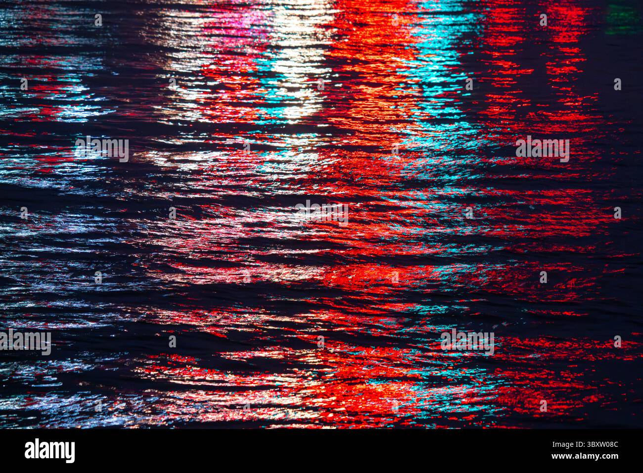Un spectacle de lumière liquide danse à la surface de l'eau à Annapolis, Maryland, créant un spectacle fascinant de reflets vibrants. Banque D'Images