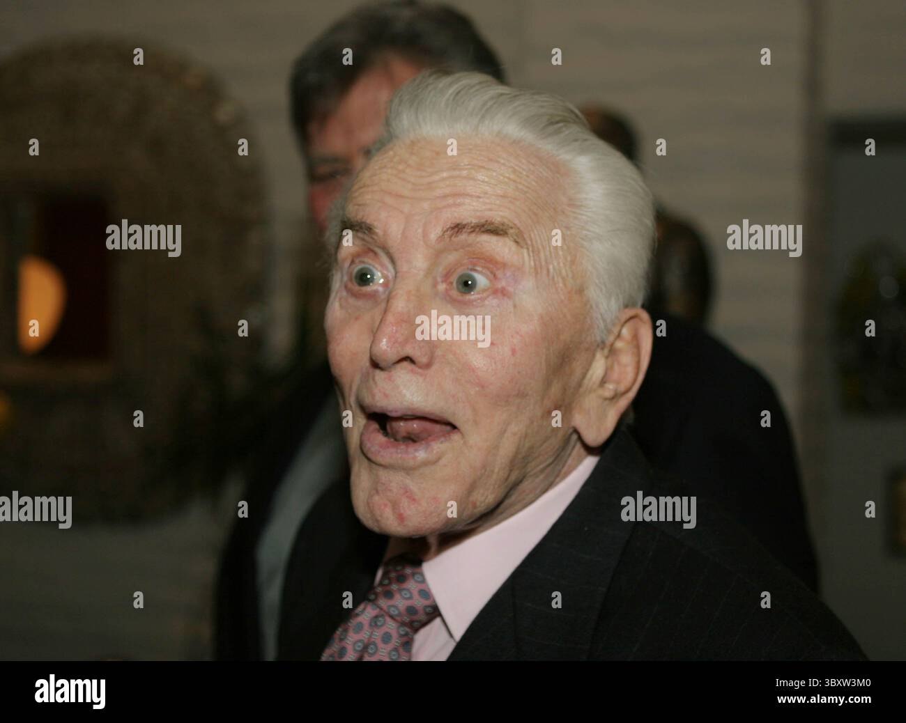 07 janvier 2005 ; Palm Springs, CA, États-Unis ; KIRK DOUGLAS, légende de l'écran, lors d'une réception sur invitation VIP pour le Festival international du film de Palm Springs, qui s'est tenu à l'hôtel Parker. (Crédit image : © Dane Andrew/ZUMA Press Wire) Banque D'Images