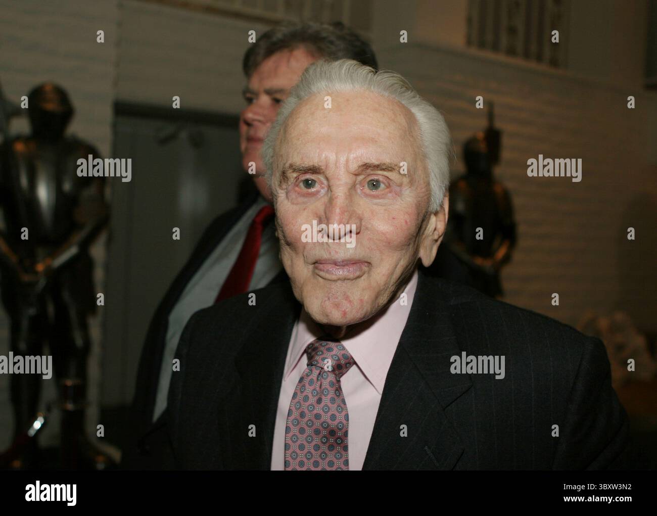 07 janvier 2005 ; Palm Springs, CA, États-Unis ; KIRK DOUGLAS, légende de l'écran, lors d'une réception sur invitation VIP pour le Festival international du film de Palm Springs, qui s'est tenu à l'hôtel Parker. (Crédit image : © Dane Andrew/ZUMA Press Wire) Banque D'Images