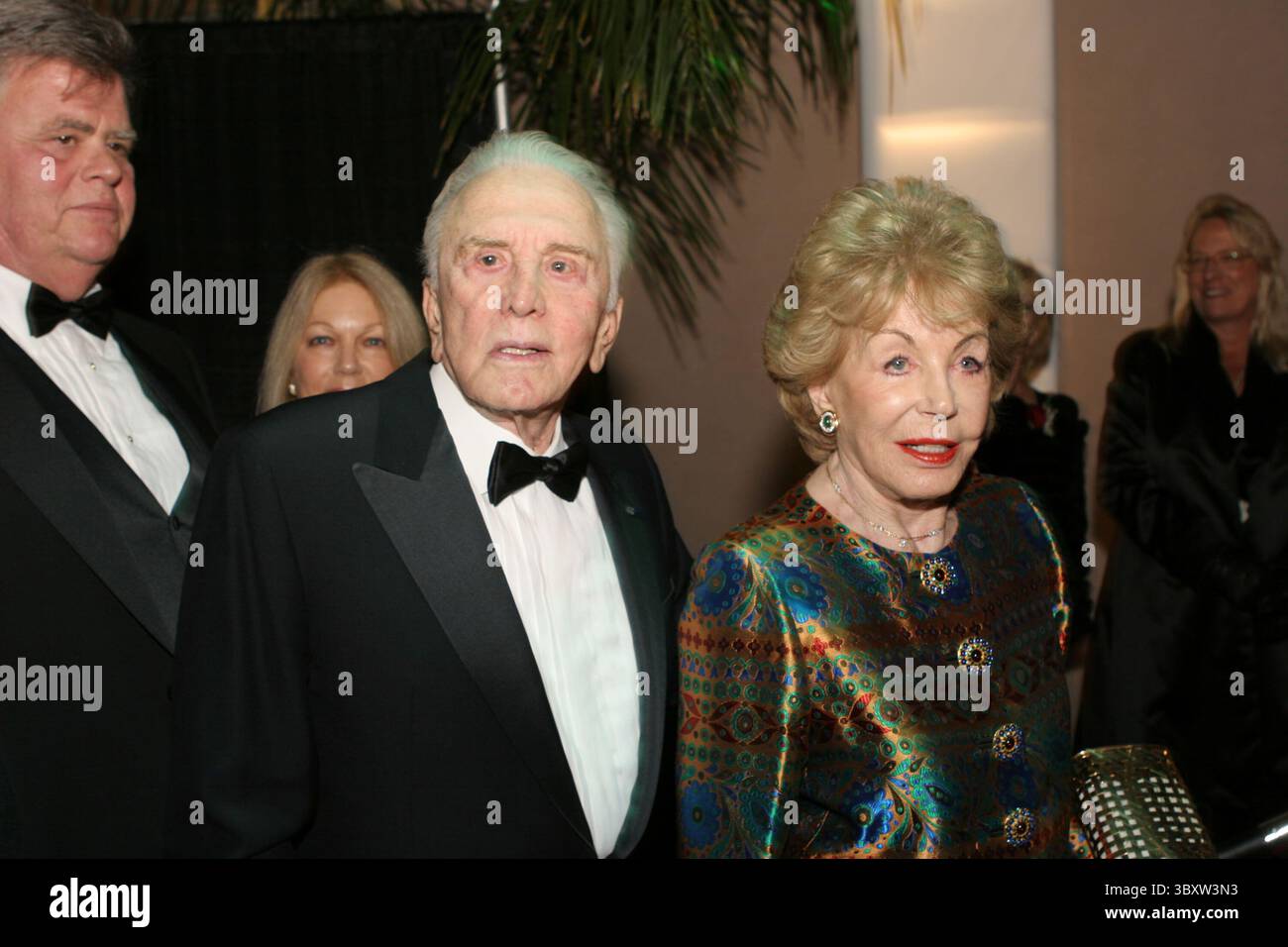 08 janv. 2005 ; Palm Springs, CA, États-Unis ; la star de Spartacus et légende de l'écran, KIRK DOUGLAS, qui a été honoré par un ''Lifetime Achievement Award'', a été rejoint par sa femme ANNE BUYDENS, leur fils et sa femme au Gala Awards pour le Festival International du film de Palm Springs. Tenue au Palm Springs Convention Center. (Crédit image : © Dane Andrew/ZUMA Press Wire) Banque D'Images
