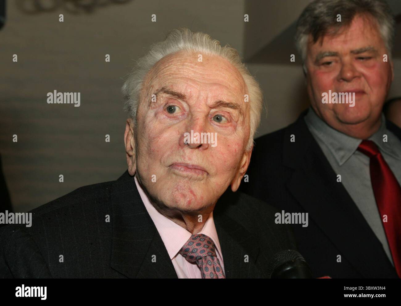 07 janvier 2005 ; Palm Springs, CA, États-Unis ; KIRK DOUGLAS, légende de l'écran, lors d'une réception sur invitation VIP pour le Festival international du film de Palm Springs, qui s'est tenu à l'hôtel Parker. (Crédit image : © Dane Andrew/ZUMA Press Wire) Banque D'Images