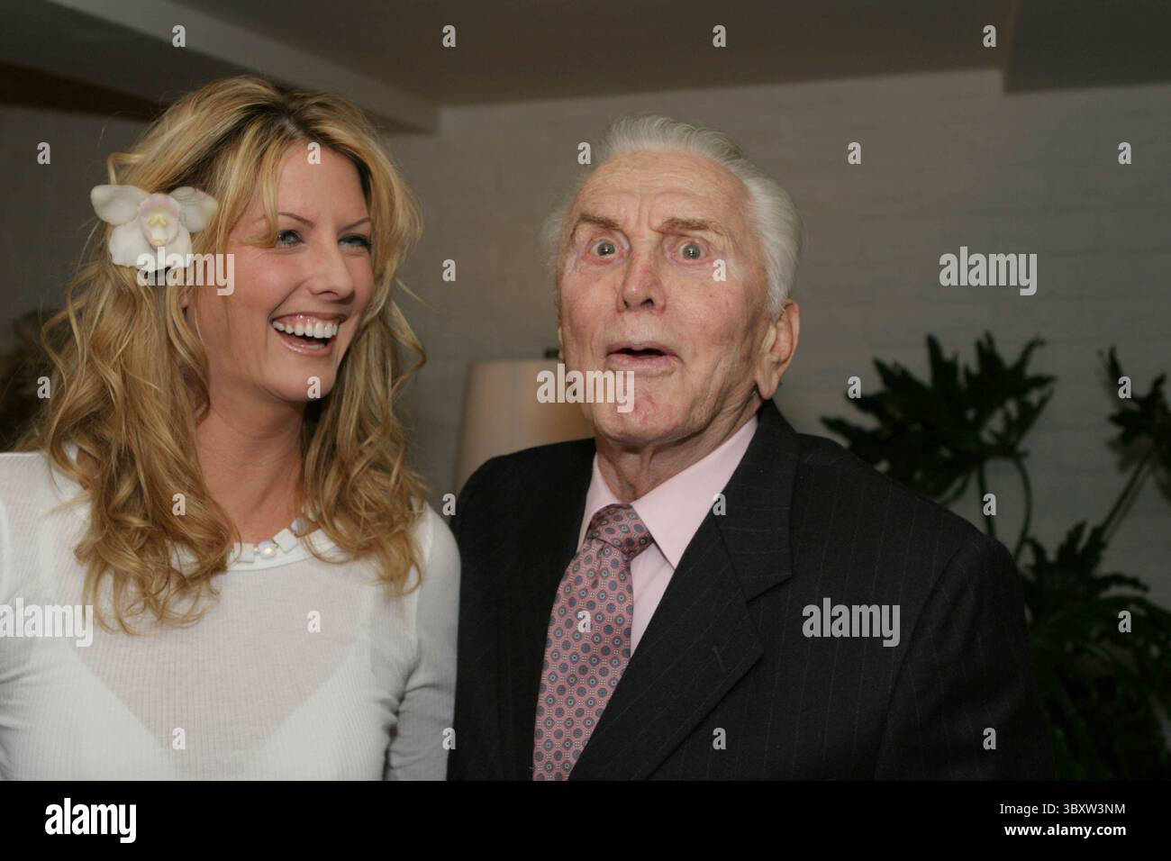 07 janvier 2005 ; Palm Springs, CA, États-Unis ; KIRK DOUGLAS, légende de l'écran, rencontre la petite amie de lance Bass lors d'une réception VIP sur invitation pour le Festival international du film de Palm Springs, qui se tient à l'hôtel Parker. (Crédit image : © Dane Andrew/ZUMA Press Wire) Banque D'Images