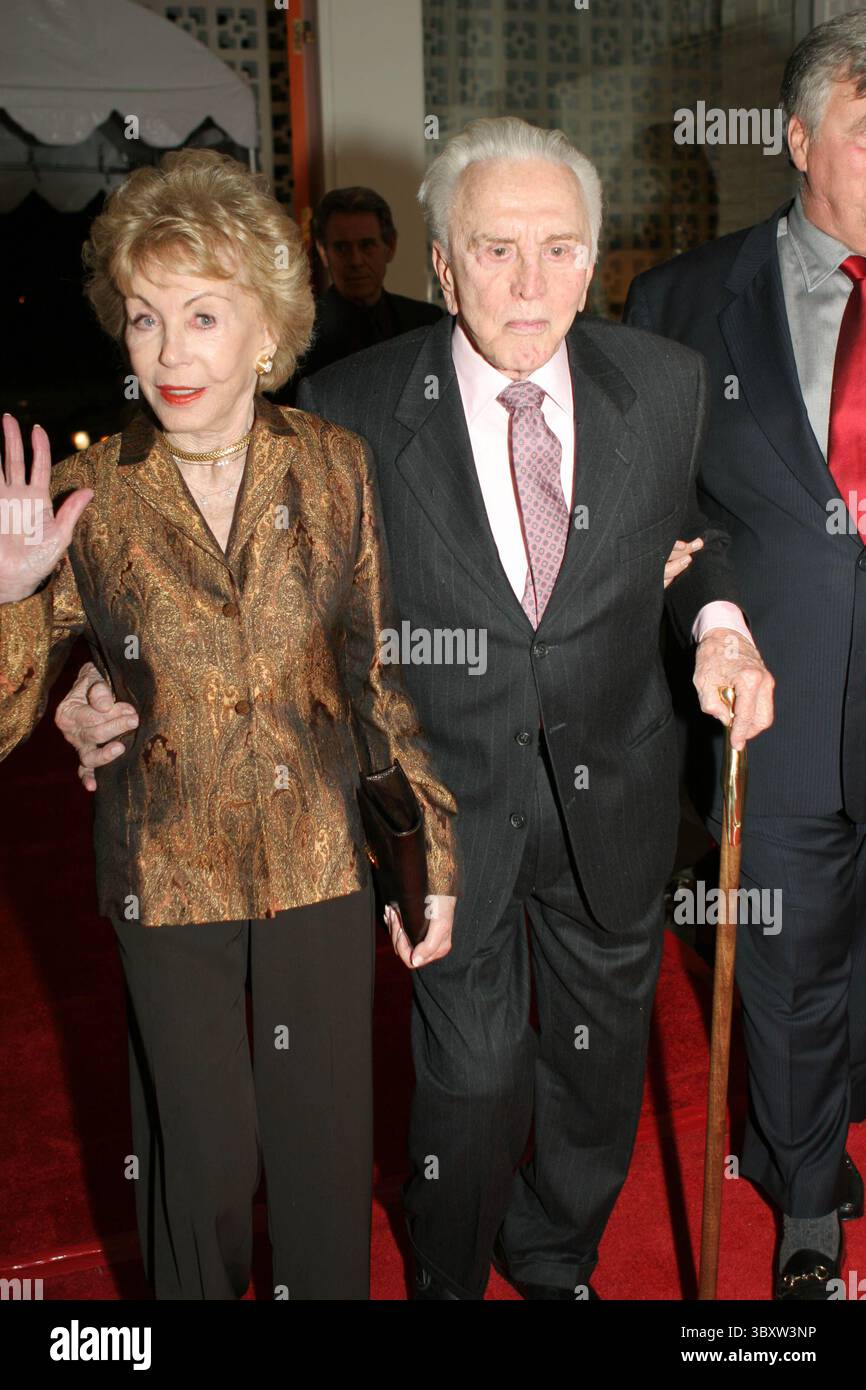 07 janvier 2005 ; Palm Springs, CA, États-Unis ; KIRK DOUGLAS et sa femme ANNE BUYDENS lors d'une réception VIP sur invitation pour le Festival international du film de Palm Springs, qui s'est tenu à l'hôtel Parker. (Crédit image : © Dane Andrew/ZUMA Press Wire) Banque D'Images