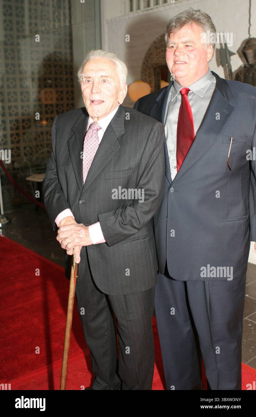 07 janvier 2005 ; Palm Springs, CA, États-Unis ; KIRK DOUGLAS, légende de l'écran, lors d'une réception sur invitation VIP pour le Festival international du film de Palm Springs, qui s'est tenu à l'hôtel Parker. (Crédit image : © Dane Andrew/ZUMA Press Wire) Banque D'Images