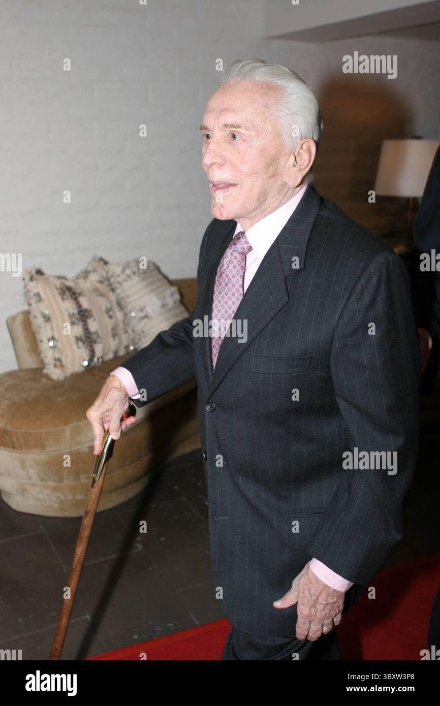 07 janvier 2005 ; Palm Springs, CA, États-Unis ; KIRK DOUGLAS, légende de l'écran, lors d'une réception sur invitation VIP pour le Festival international du film de Palm Springs, qui s'est tenu à l'hôtel Parker. (Crédit image : © Dane Andrew/ZUMA Press Wire) Banque D'Images