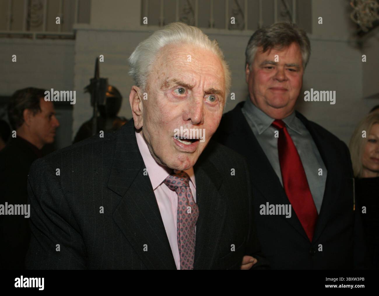 07 janvier 2005 ; Palm Springs, CA, États-Unis ; KIRK DOUGLAS, légende de l'écran, lors d'une réception sur invitation VIP pour le Festival international du film de Palm Springs, qui s'est tenu à l'hôtel Parker. (Crédit image : © Dane Andrew/ZUMA Press Wire) Banque D'Images