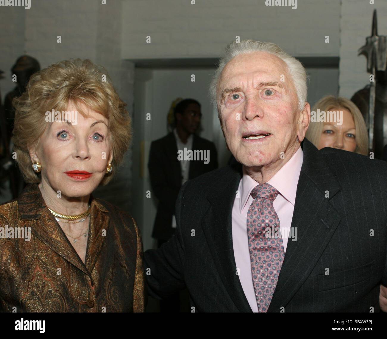 07 janvier 2005 ; Palm Springs, CA, États-Unis ; KIRK DOUGLAS et sa femme ANNE BUYDENS lors d'une réception VIP sur invitation pour le Festival international du film de Palm Springs, qui s'est tenu à l'hôtel Parker. (Crédit image : © Dane Andrew/ZUMA Press Wire) Banque D'Images