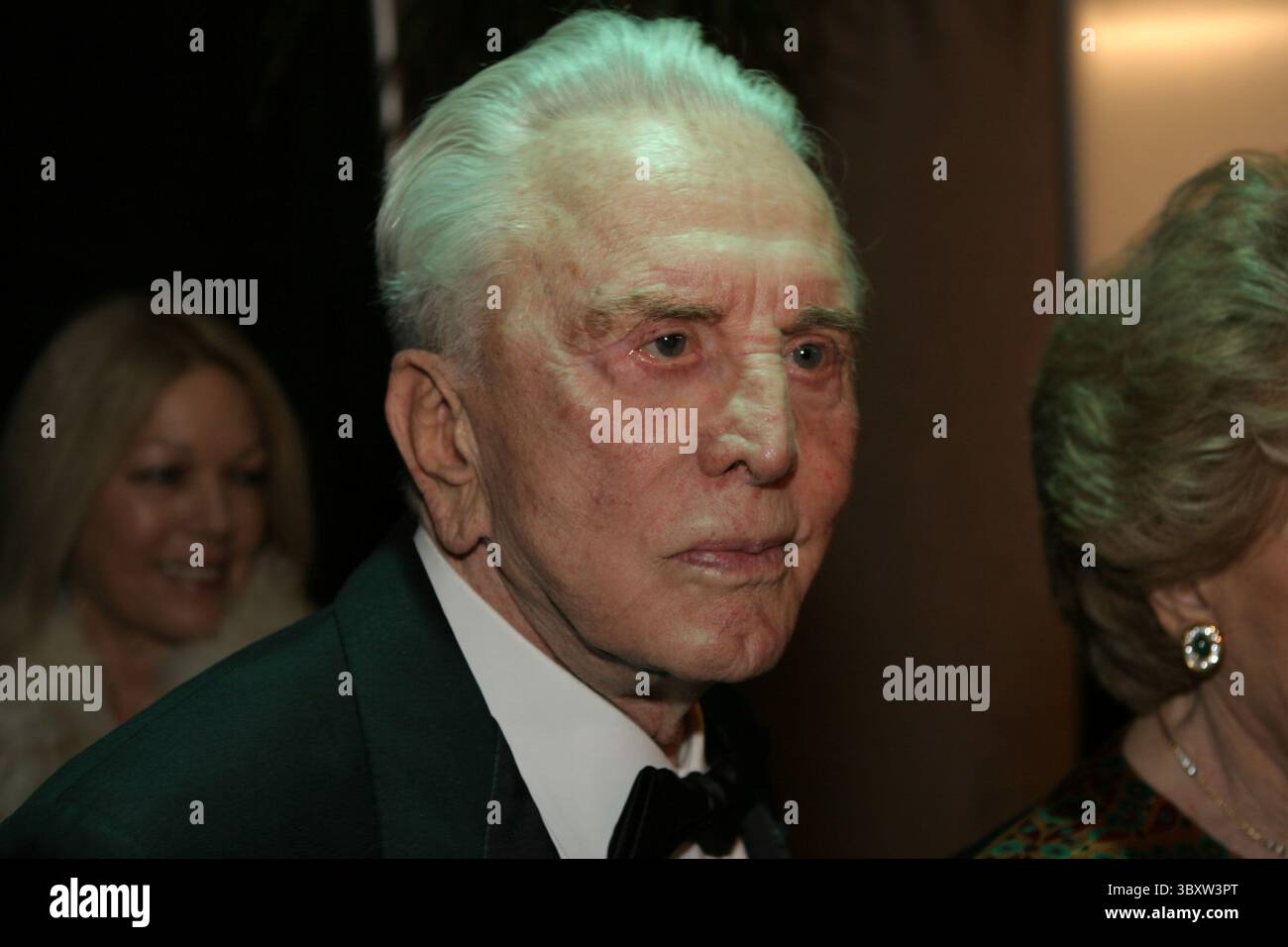 08 janv. 2005 ; Palm Springs, CA, États-Unis ; KIRK DOUGLAS, star de Spartacus et légende de l'écran, a reçu un ''Lifetime Achievement Award'' lors des Gala Awards du Festival international du film de Palm Springs. Tenue au Palm Springs Convention Center. (Crédit image : © Dane Andrew/ZUMA Press Wire) Banque D'Images
