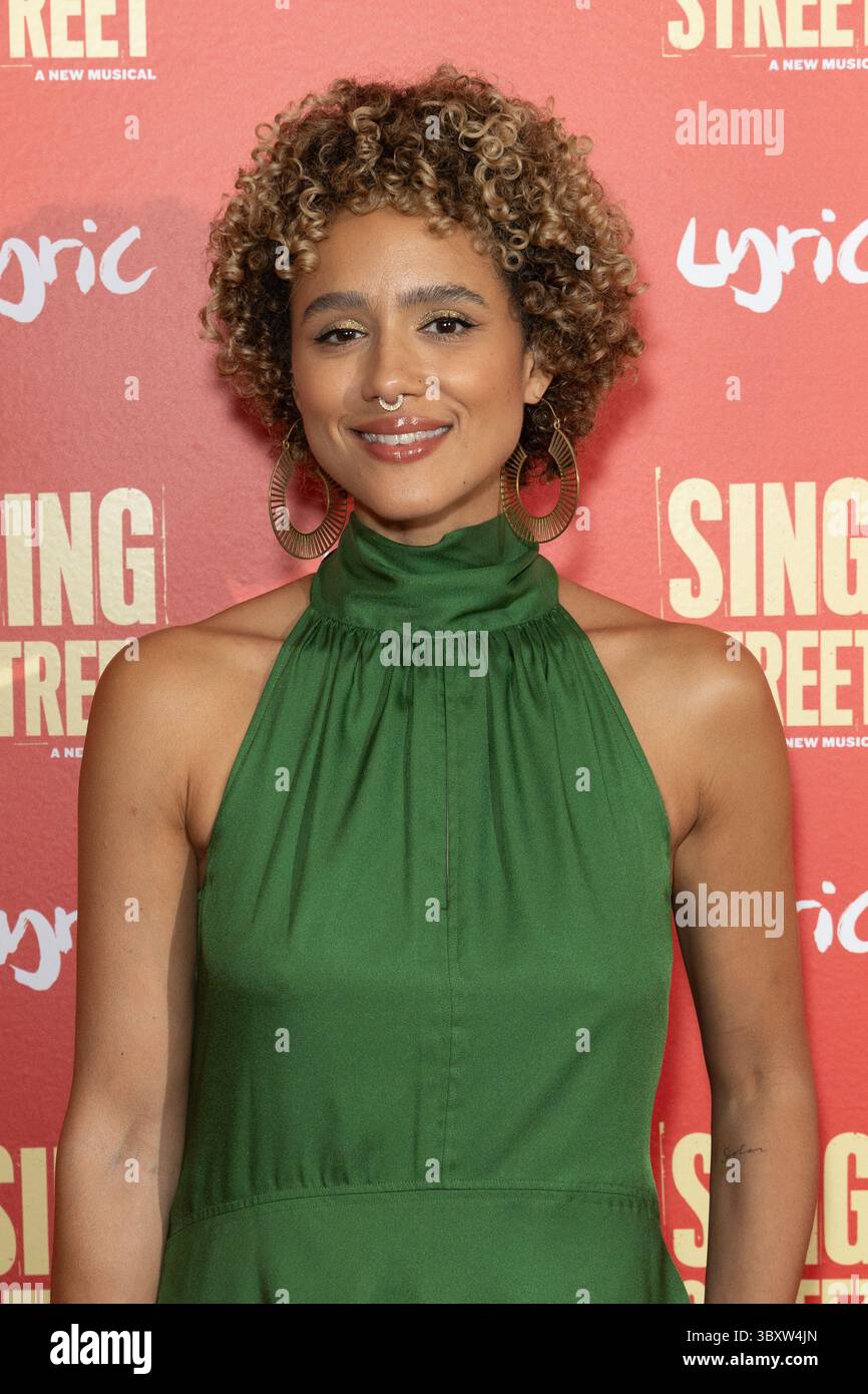 Londres, Royaume-Uni. 18 juillet 2025. Nathalie Emmanuel assiste à la performance de soirée presse de SING STREET au Lyric Hammersmith à Londres. (Photo de Phil Lewis/SOPA images/SIPA USA) crédit : SIPA USA/Alamy Live News Banque D'Images