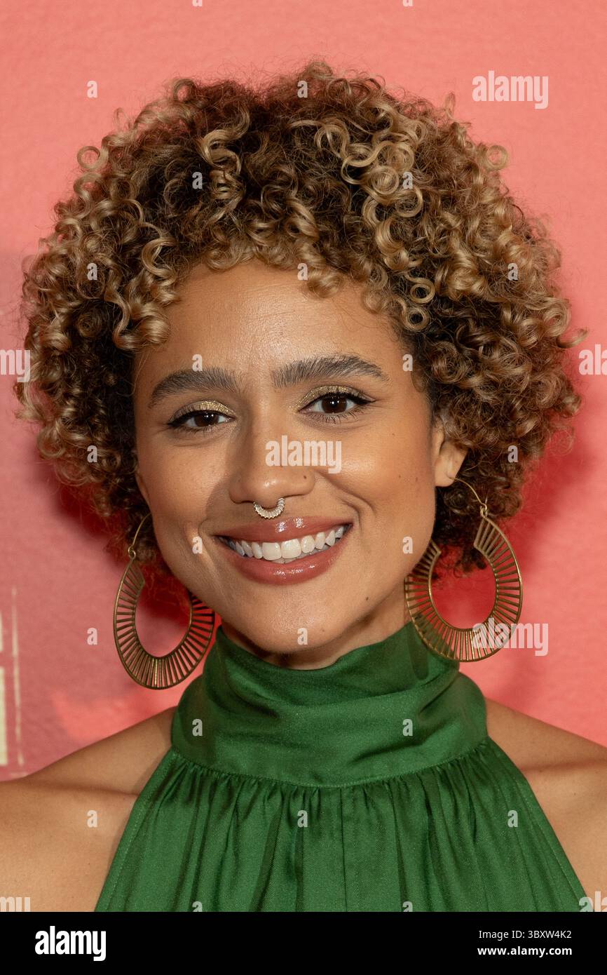 Londres, Royaume-Uni. 18 juillet 2025. Nathalie Emmanuel assiste à la performance de soirée presse de SING STREET au Lyric Hammersmith à Londres. (Photo de Phil Lewis/SOPA images/SIPA USA) crédit : SIPA USA/Alamy Live News Banque D'Images
