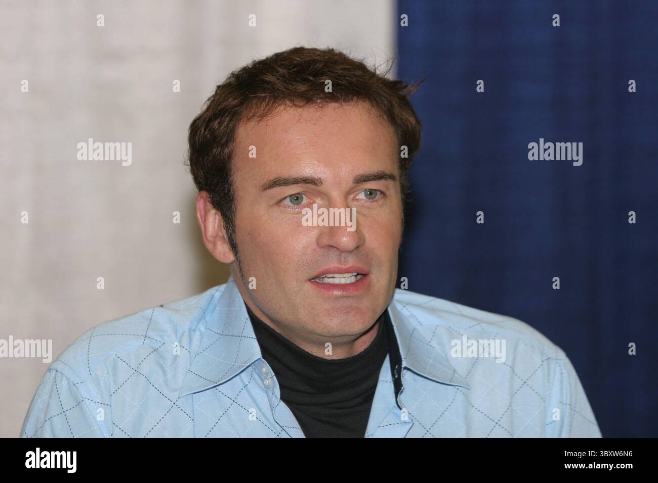 19 février 2005 ; San Francisco, CA, États-Unis ; JULIAN MCMAHON de NIP Tuck joue le rôle du méchant méga, le Dr Victor Van Doom dans le nouveau film « Fantastic four » basé sur les bandes dessinées Marvel. Le film 20th Century Fox sortira le 8 juillet 2005. McMahon faisait la promotion du film à la WonderCon tenue au Moscone Convention Center. (Crédit image : © Dane Andrew/ZUMA Press Wire) Banque D'Images