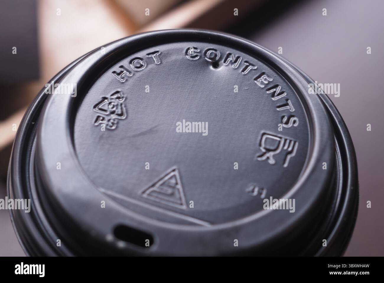 Couvercle de tasse à café affichant un avertissement de contenu chaud dans un café Banque D'Images