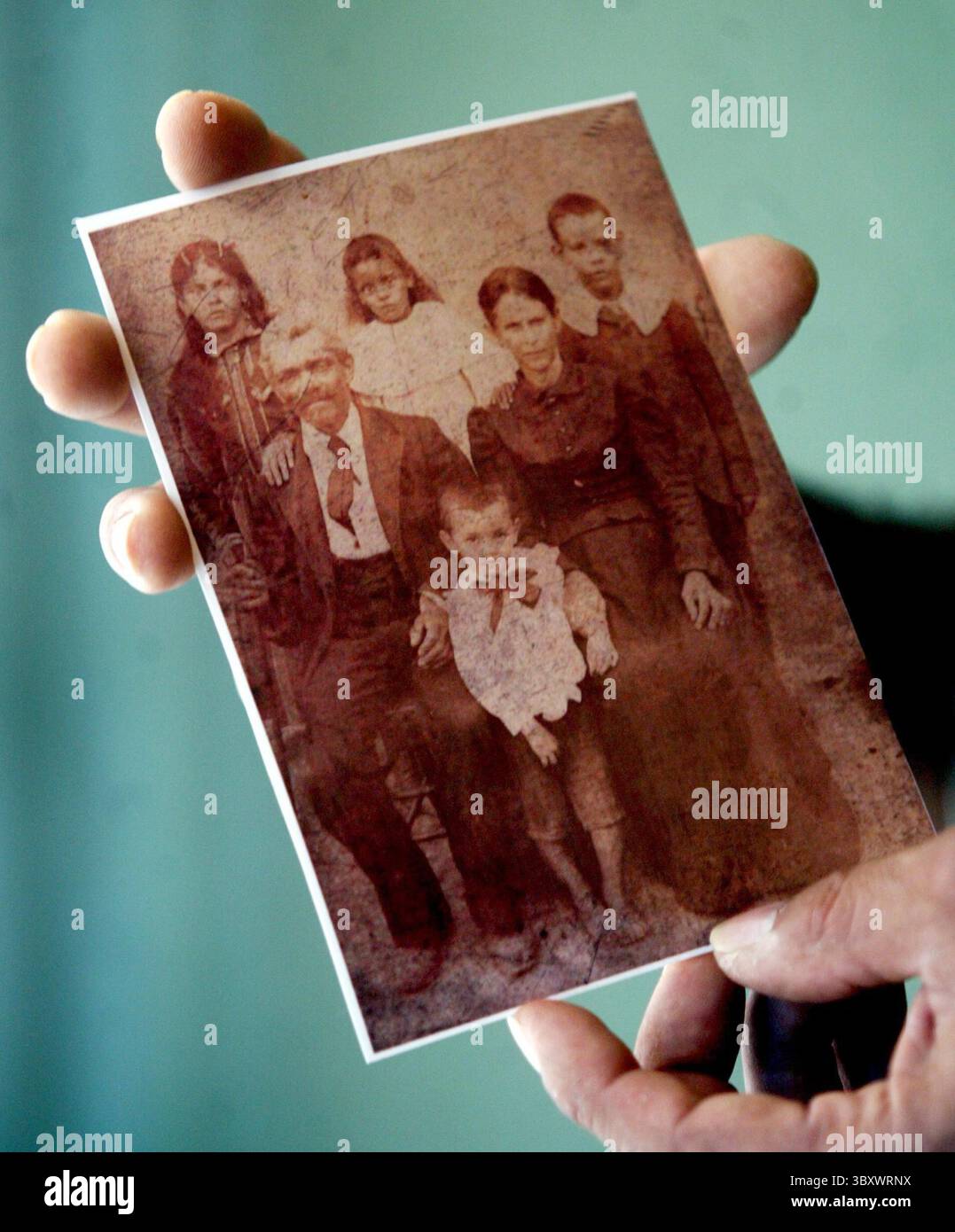 20 JUIN 2005 - ÉTATS-UNIS - KRT US NEWS STORY SLUGGED : REENTERIAL KRT PHOTOGRAPHIE DE LAURIE SKRIVAN/ST. LOUIS POST-DISPATCH (BELLEVILLE NEWS-DEMOCRAT, ALTON TELEGRAPH ET EDWARDSVILLE INTELLIGENCER OUT) (22 juin) ''C'est un petit prix, tout bien considéré'', a déclaré Charles Brown Jr. De Louis, Missouri, tenant un portrait de son arrière-grand-père, James Cobb Sr., avec sa femme et certains de ses enfants, que Brown croit avoir pris dans les années 1890 (cdm) 2005 (diversité) (crédit image : © Laurie Skrivan/St Louis Post-Dispatch via ZUMA Press Wire) Banque D'Images