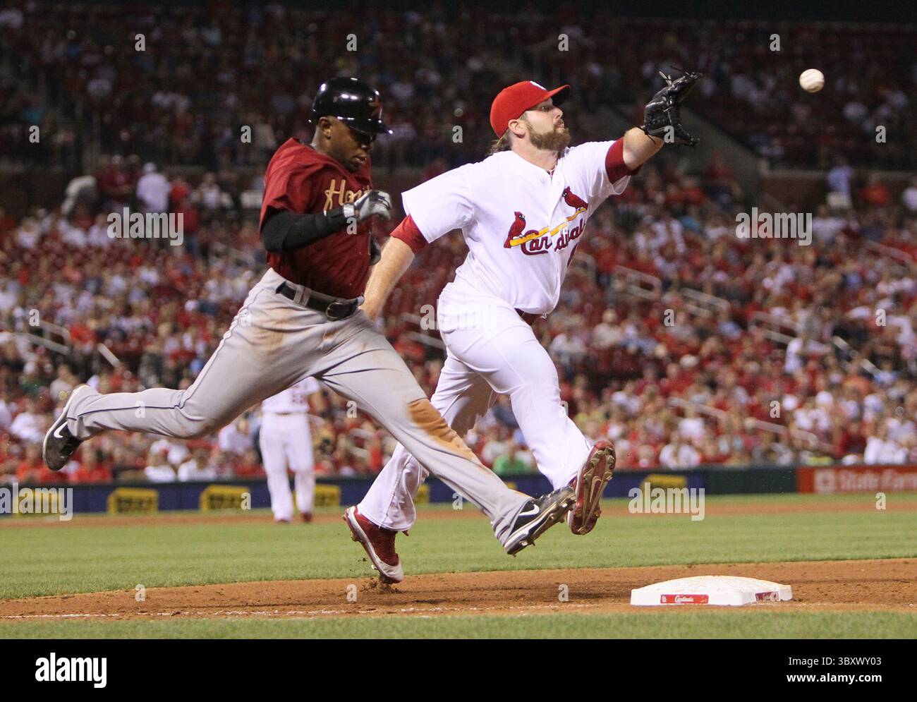 27 juillet 2011 - St Louis, MO, USA - Jason Bourgeois, à gauche, des Houston Astros, bat le lancer au lanceur des Louis Cardinals Mitchell Boggs pour un simple en huitième manche au Busch Stadium à équipé Louis, Missouri, le mercredi 27 juillet 2011. (Crédit image : © Chris Lee/St Louis Post-Dispatch via ZUMA Press Wire) Banque D'Images