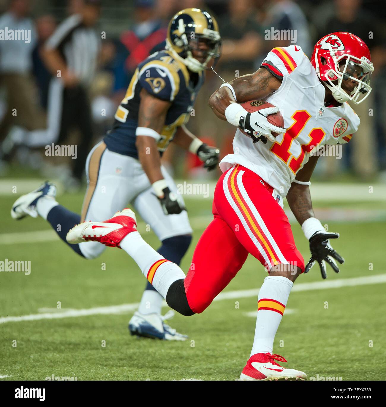 19 août 2012 - Louis, MO, USA - le récepteur Wide des Chiefs de Kansas City Jeremy Horne (11) se libère pour une réception de touchdown de 38 yards devant Louis Rams back défensif Kendric Burney (42) au quatrième quart-temps de l'action de pré-saison de la NFL le samedi 18 août 2012, au Edward Jones Dome à Louis, Missouri. Les Rams ont battu les chefs, 31-17. (Crédit image : © David Eulitt/St Louis Post-Dispatch via ZUMA Press Wire) Banque D'Images