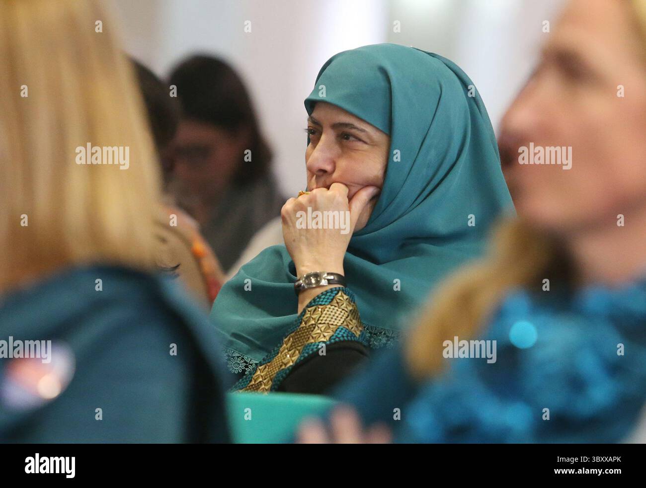 25 mars 2018 - créé Louis, MO, USA - Yasmeen Wadalawala écoute les candidats du conseil scolaire Parkway le dimanche 25 mars 2018 à la Fondation islamique du Grand prévu Louis. Elle est la mère de Nauman Wadalawala, qui siège au conseil d'administration de la Fondation islamique. (Crédit image : © J.B. Forbes/St Louis Post-Dispatch via ZUMA Press Wire) Banque D'Images