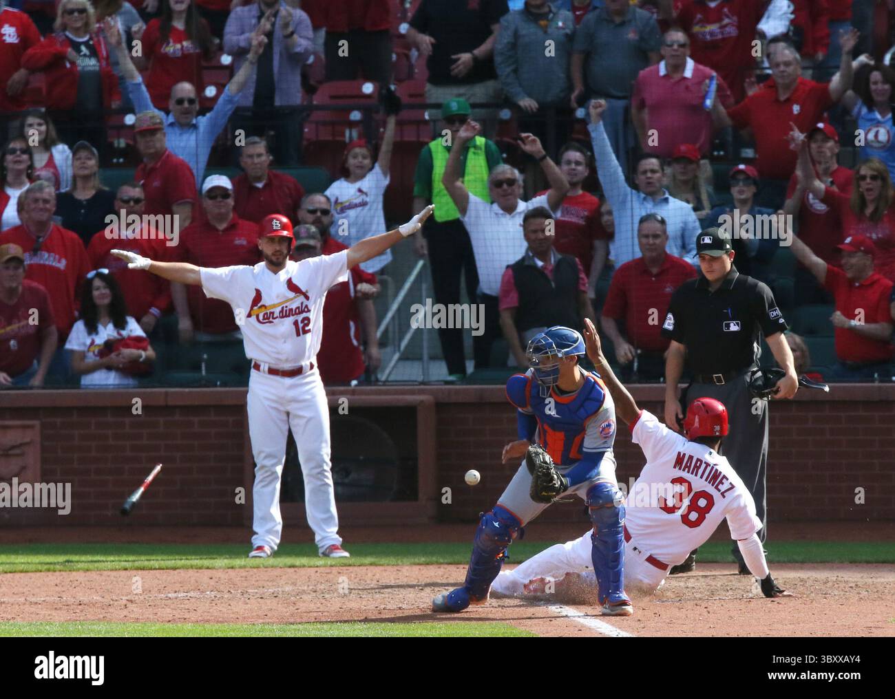 April 26, 2018 - St Louis, MO, USA - Jose Martinez (38) de Louis Cardinals marque le match gagnant derrière Jose Lobaton, receveur des mets de New York, sur un single de Dexter Fowler en 13e manche le jeudi 26 avril 2018, au Busch Stadium de chaque Louis. Sur la gauche se trouve le frappeur sur le pont Paul DeJong. Les cartes gagnées, 4-3. (Crédit image : © Chris Lee/St Louis Post-Dispatch via ZUMA Press Wire) Banque D'Images