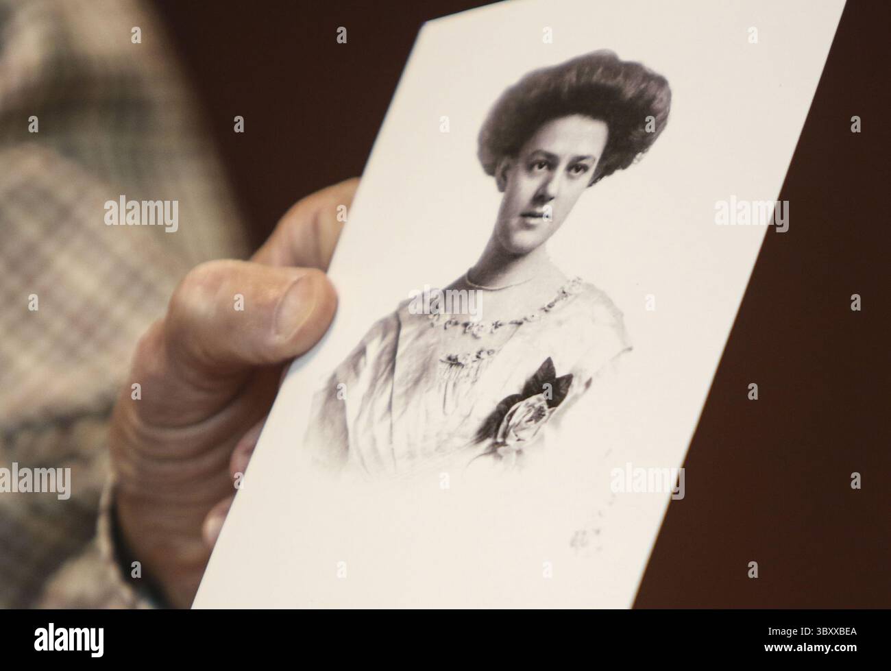 21 septembre 2020, offert Louis, MO, USA : Stephen Phelps tient une photographie de sa grand-mère, Adele Quinette, quand elle avait 16 ans à Missouri Historical Society and Research Center à offert Louis le lundi 21 septembre 2020. (Crédit image : © Cheyenne Boone/St Louis Post-Dispatch via ZUMA Press Wire) Banque D'Images