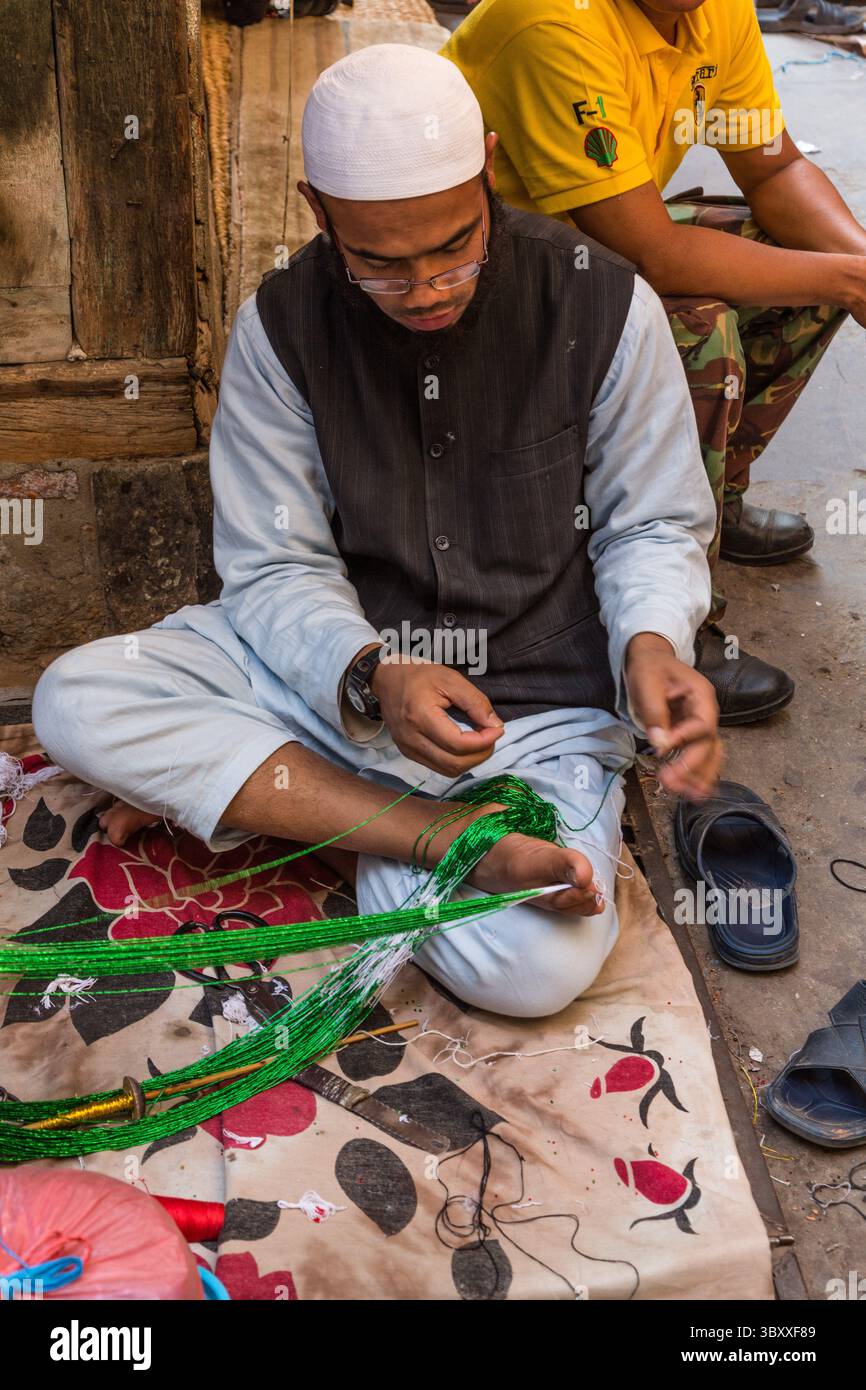30 mars 2013, Katmandou, province de Bagmati, Népal : un homme musulman népalais tient la ficelle par ses orteils alors qu'il fabrique un collier de perles dans le Bazar Potey à Katmandou, Népal. (Crédit image : © Jon G. Fuller/VW pics via ZUMA Press Wire) Banque D'Images
