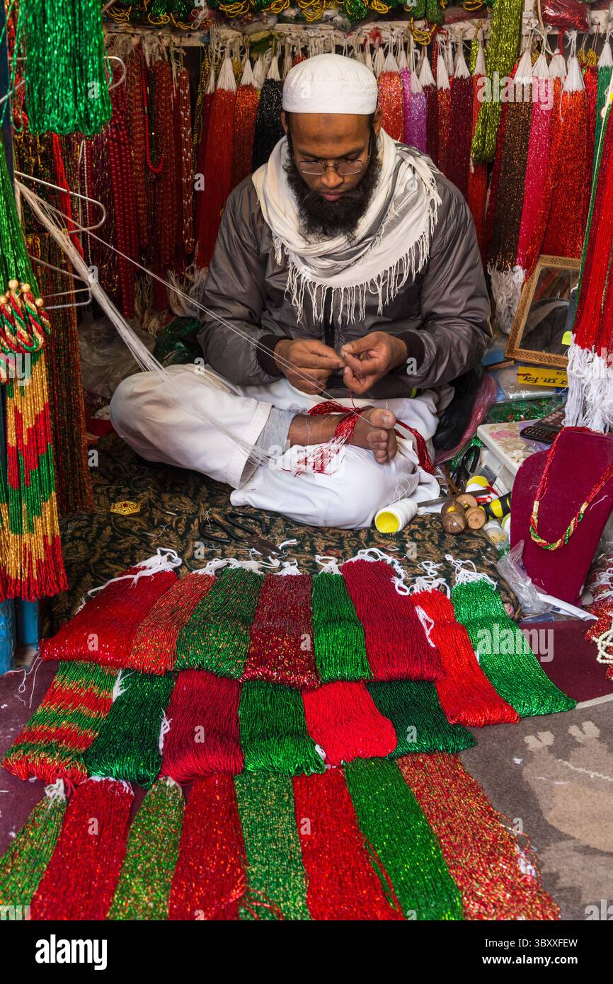 8 février 2015, Katmandou, Province de Bagmati, Népal : un homme musulman népalais tient la ficelle par ses orteils alors qu'il fabrique un collier de perles dans le Bazar Potey à Katmandou, Népal. (Crédit image : © Jon G. Fuller/VW pics via ZUMA Press Wire) Banque D'Images
