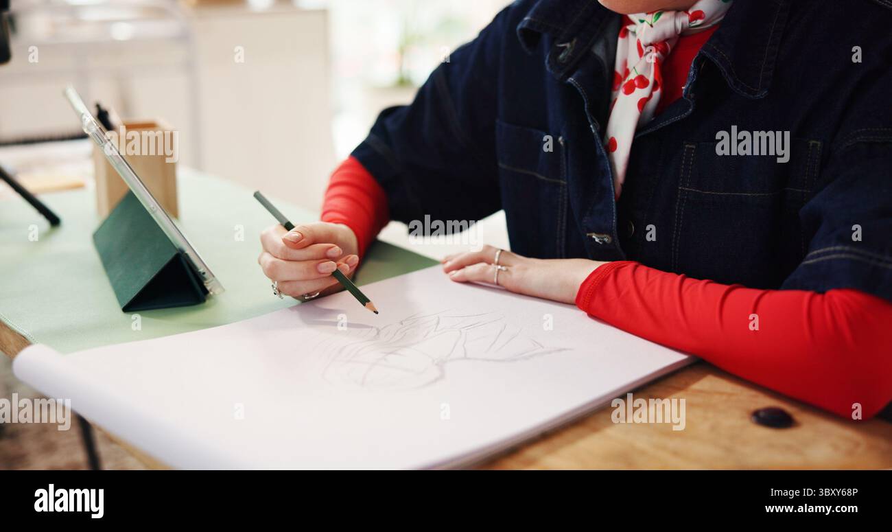 Femme, mains et croquis au crayon pour la conception de mode, l'art ou le dessin à la maison. Personne féminine, artiste et tablette pour référence avec brouillon visuel Banque D'Images