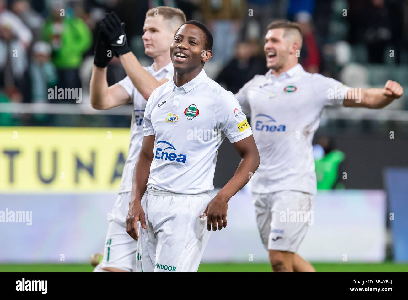 19 décembre 2021, Varsovie, Pologne : Thabo Cele de Radomiak vu lors du match de la Ligue polonaise PKO Ekstraklasa entre Legia Warszawa et Radomiak Radom au stade municipal du maréchal Jozef Pilsudski Legia Varsovie. (Crédit image : © Mikolaj Barbanell/SOPA images via ZUMA Press Wire) Banque D'Images
