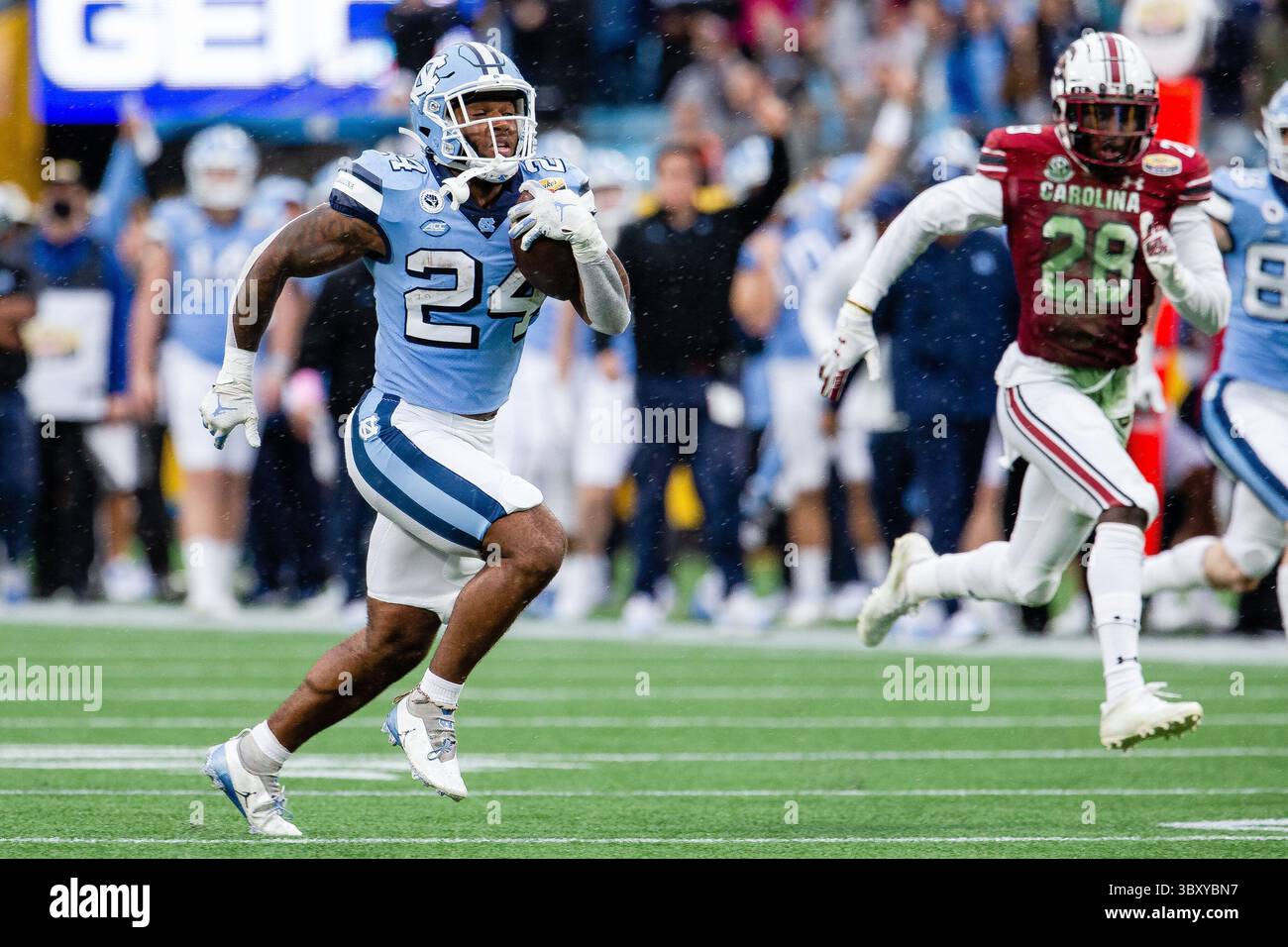 30 décembre 2021 : North Carolina Tar Heels Running back British Brooks (24 ans) se libère pour un touchdown lors du deuxième quart-temps du Duke's Mayo Bowl 2021 au Bank of America Stadium de Charlotte, Caroline du Nord. (Scott Kinser/Cal Sport Media)(image de crédit : &copy ; Scott Kinser/CSM via ZUMA Wire) Banque D'Images
