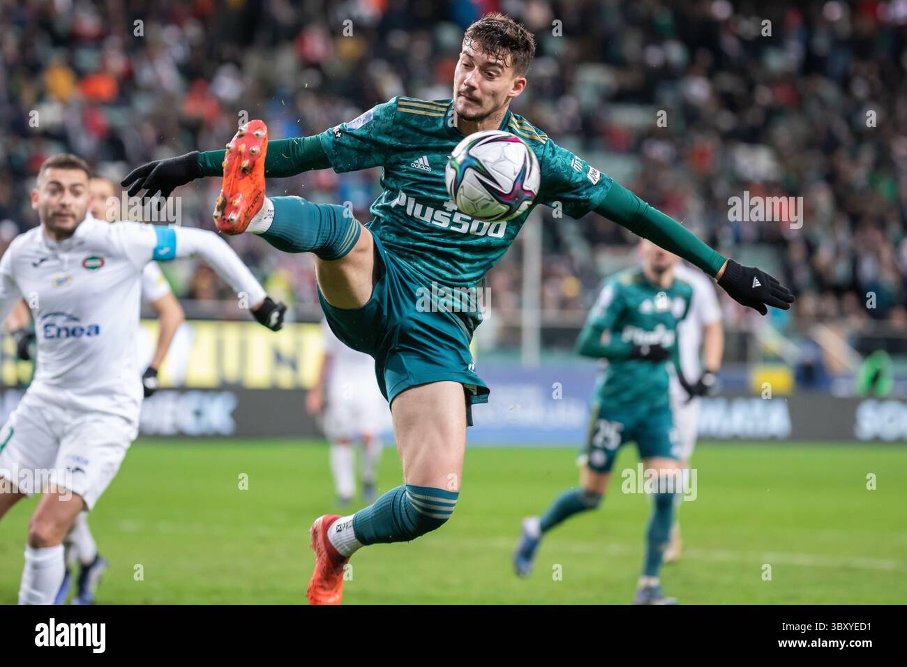 19 décembre 2021, Varsovie, Pologne : Ernest Muci de Legia en action lors du match de la Ligue polonaise PKO Ekstraklasa entre Legia Warszawa et Radomiak Radom au stade municipal du Maréchal Jozef Pilsudski Legia de Varsovie. (Crédit image : © Mikolaj Barbanell/SOPA images via ZUMA Press Wire) Banque D'Images