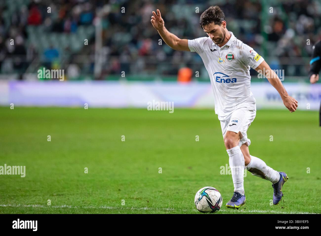 19 décembre 2021, Varsovie, Pologne : Filipe Nascimento de Radomiak en action lors du match de la Ligue polonaise PKO Ekstraklasa entre Legia Warszawa et Radomiak Radom au stade municipal du maréchal Jozef Pilsudski Legia Varsovie. (Crédit image : © Mikolaj Barbanell/SOPA images via ZUMA Press Wire) Banque D'Images