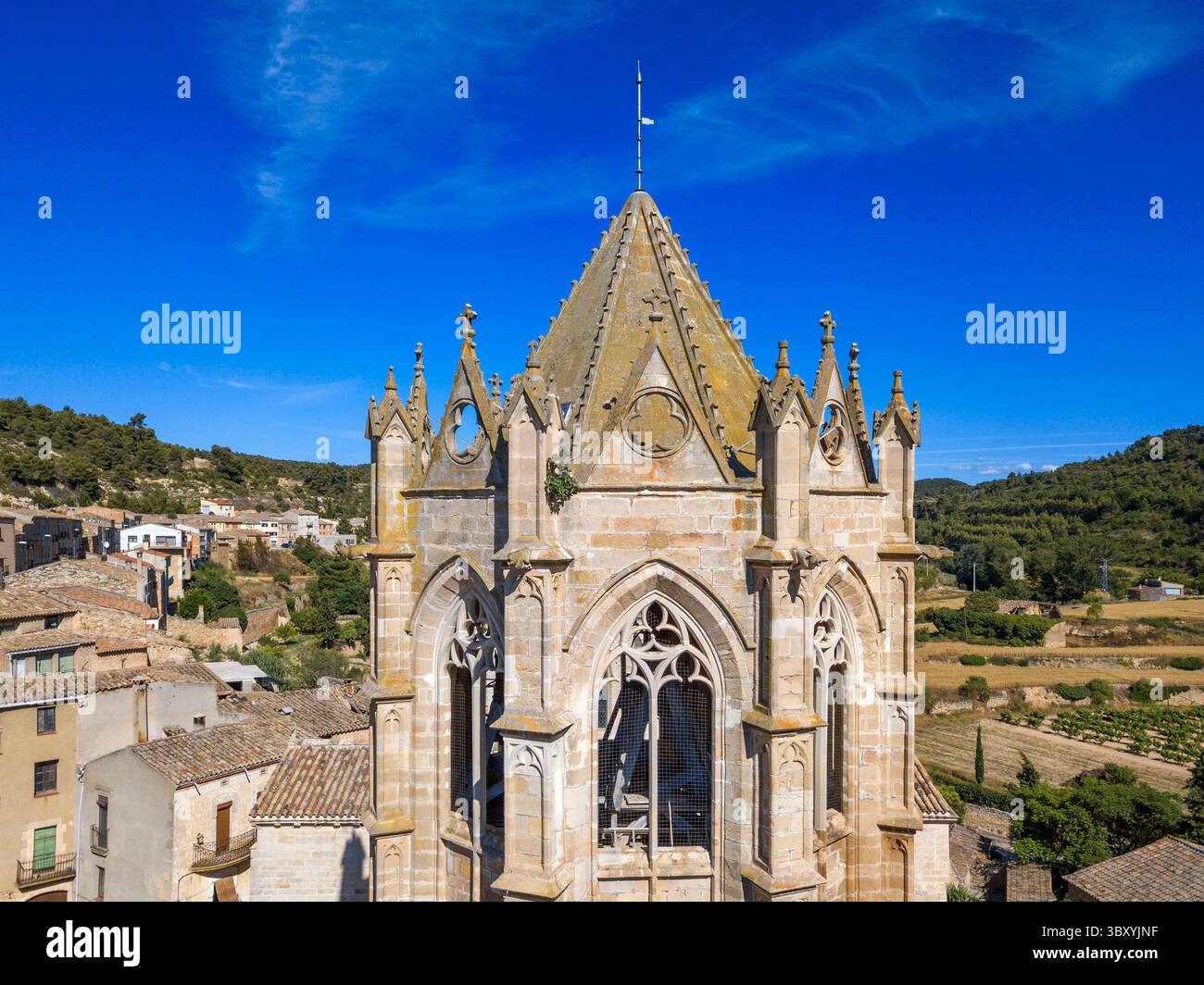 24 juin 2021, Lleida, Espagne : vue aérienne de Vallbona de les Monges Lleida Catalogne Espagne. Abbaye de Vallbona, sinon le monastère de Santa Maria de Vallbona est un couvent cistercien à Vallbona de les Monges, dans la comarque d'Urgell, Catalogne, Espagne. Fondé au début du XIIe siècle, et construit entre cette époque et le XIVe siècle, il est l'un des sites monastiques les plus importants de Catalogne. Son église représente un exemple de transition entre architecture romane et gothique. L'abbaye a été déclarée monument national le 3 juin 1931. (Crédit image : © Sergi Reboredo/ZUMA Press Wire) Banque D'Images