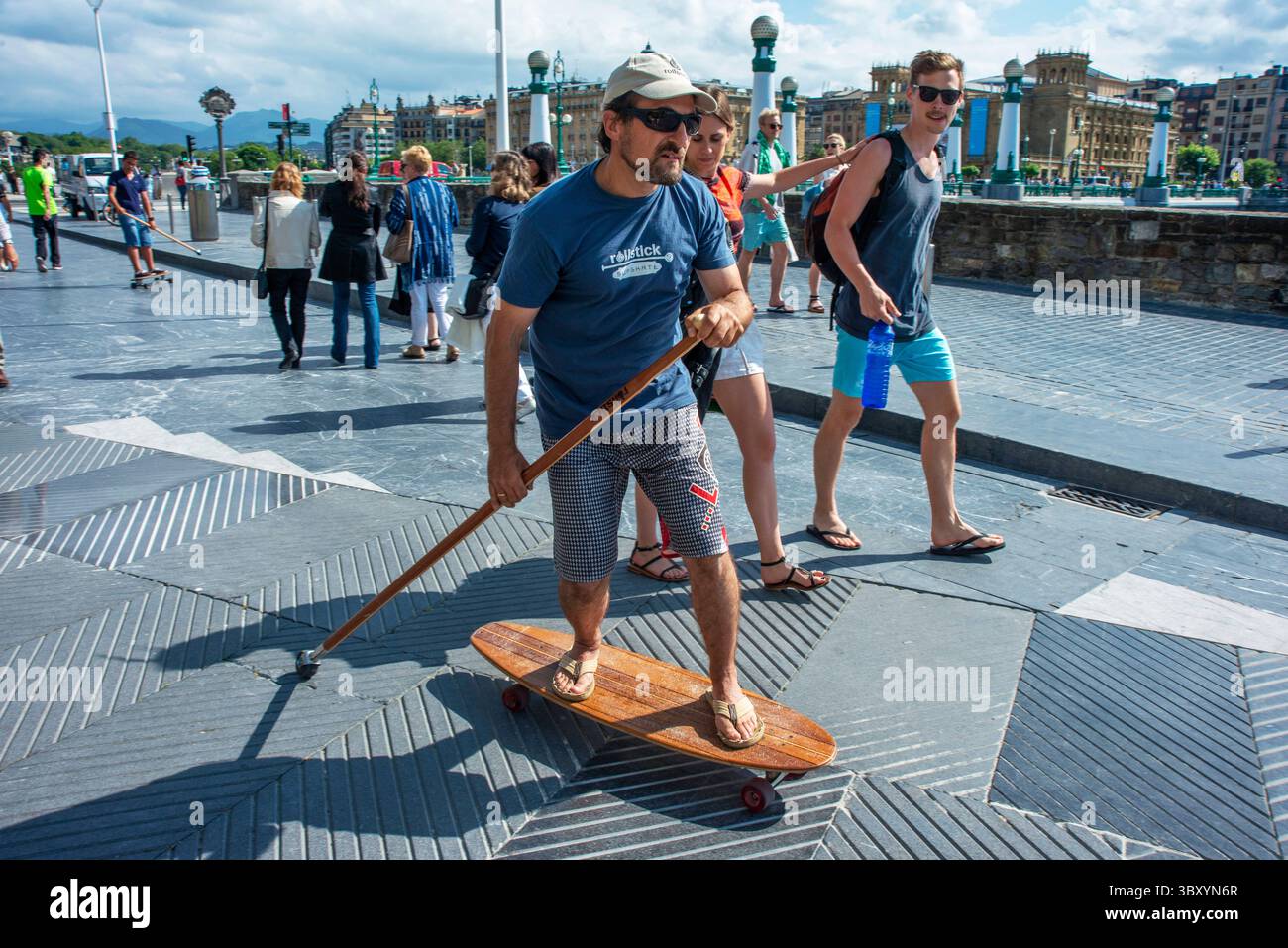 11 juin 2016, Espagne : ligne de skateboard sur le pont Zurriola, rivière Urumea et Kursaal à l'heure bleue, Donostia San SebastiÃ¡n, pays Basque (crédit image : © Sergi Reboredo/ZUMA Press Wire) Banque D'Images