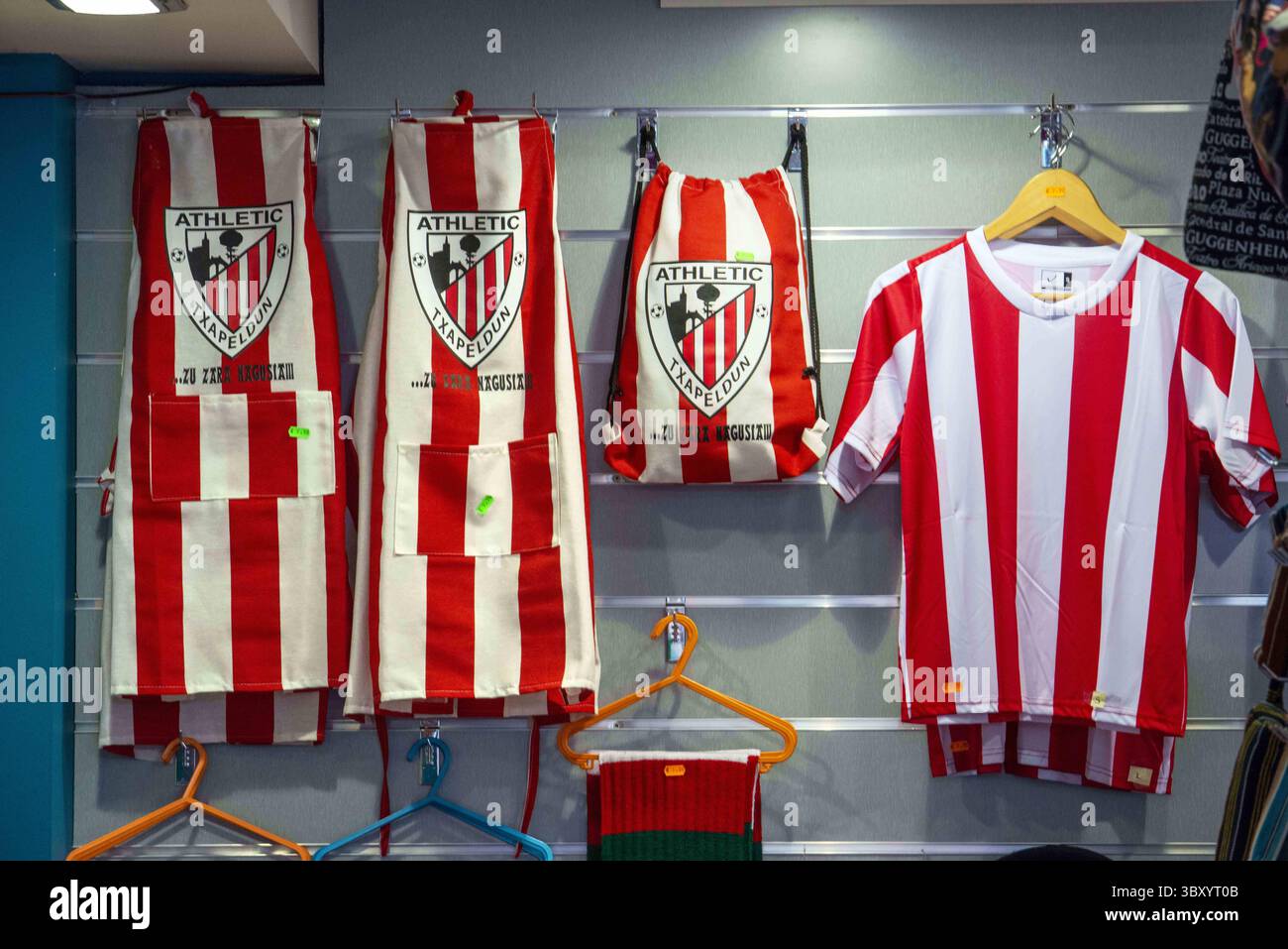 12 juin 2016, Espagne : Bilbao Athletic Bilbao magasin t-shirts dans la vieille ville du centre-ville de Bilbao - région basque du nord de l'Espagne (crédit image : © Sergi Reboredo/ZUMA Press Wire) Banque D'Images