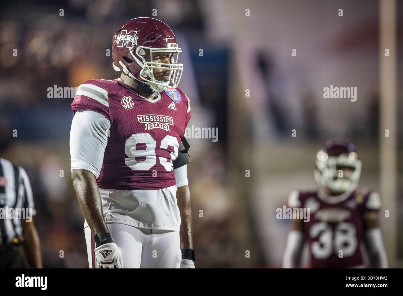 28 décembre 2021 : le combat défensif des Bulldogs du Mississippi State Cameron Young (93) se prépare pour l'action lors du 63e AutoZone Liberty Bowl entre les Bulldogs du Mississippi State et les Red Raiders du Texas Tech au Liberty Bowl Memorial Stadium de Memphis, Tennessee. Texas Tech bat Mississippi State 34-7. Prentice C. James/CSM(image de crédit : © ; Prentice C. James/CSM via ZUMA Wire) Banque D'Images