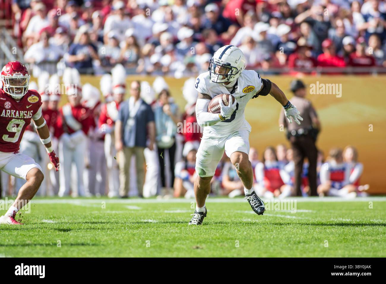 1er janvier 2022 : le receveur des Penn State Nittany Lions Parker Washington (3) dépasse un défenseur des Arkansas Razorbacks lors de l'Outback Bowl entre les Penn State Nittany Lions et les Arkansas Razorbacks au Raymond James Stadium Tampa, Floride. Jonathan Huff/CSM.(image de crédit : &copy ; Jonathan Huff/CSM via ZUMA Wire) Banque D'Images
