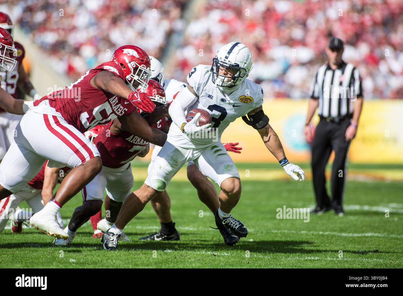 1er janvier 2022 : le receveur des Penn State Nittany Lions Parker Washington (3 ans) est attaqué par les Arkansas Razorbacks Defenders lors de l'Outback Bowl entre les Penn State Nittany Lions et les Arkansas Razorbacks au Raymond James Stadium Tampa, Floride. Jonathan Huff/CSM.(image de crédit : &copy ; Jonathan Huff/CSM via ZUMA Wire) Banque D'Images