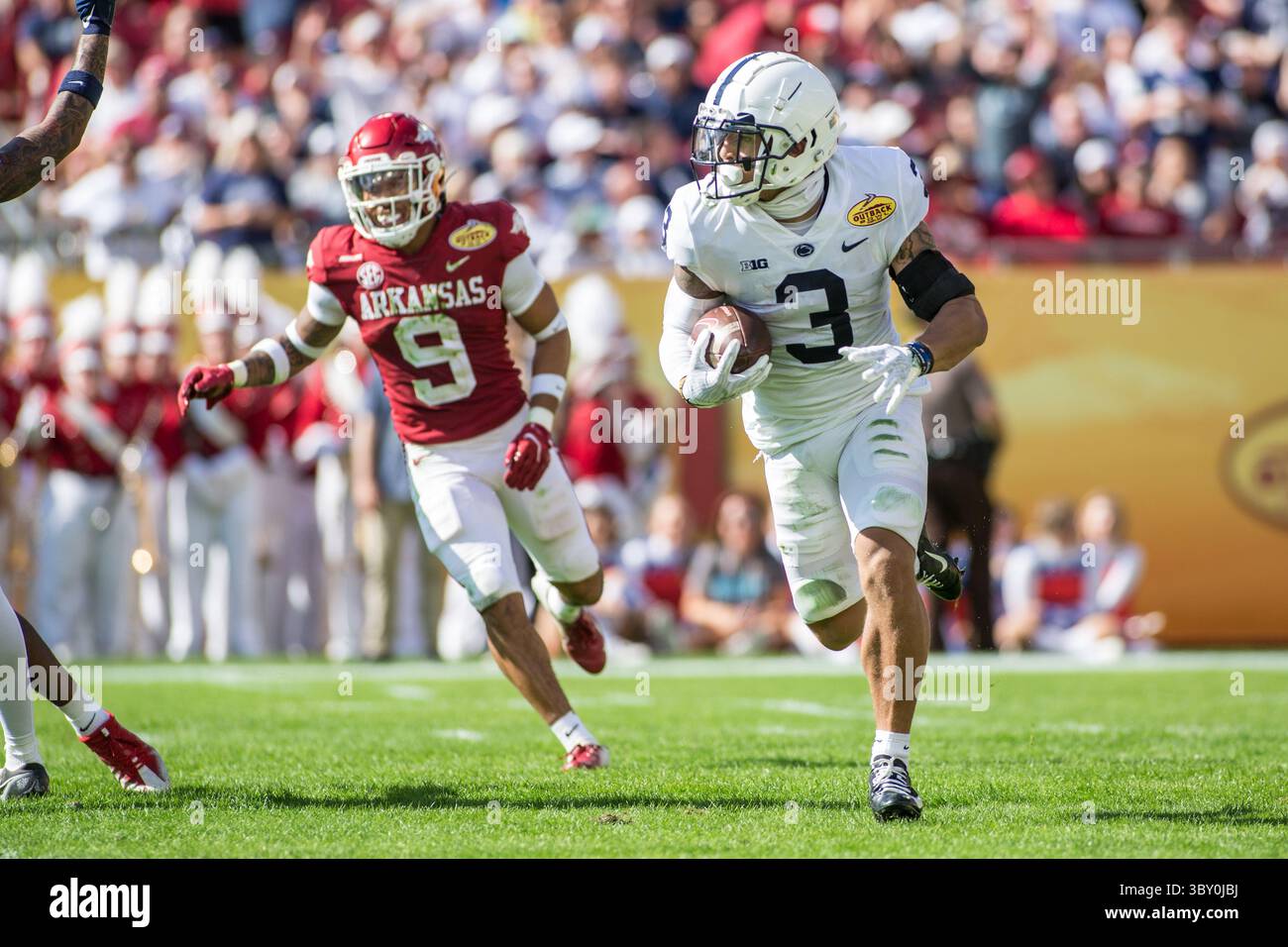 1er janvier 2022 : le receveur des Penn State Nittany Lions Parker Washington (3) dépasse un défenseur des Arkansas Razorbacks lors de l'Outback Bowl entre les Penn State Nittany Lions et les Arkansas Razorbacks au Raymond James Stadium Tampa, Floride. Jonathan Huff/CSM.(image de crédit : &copy ; Jonathan Huff/CSM via ZUMA Wire) Banque D'Images
