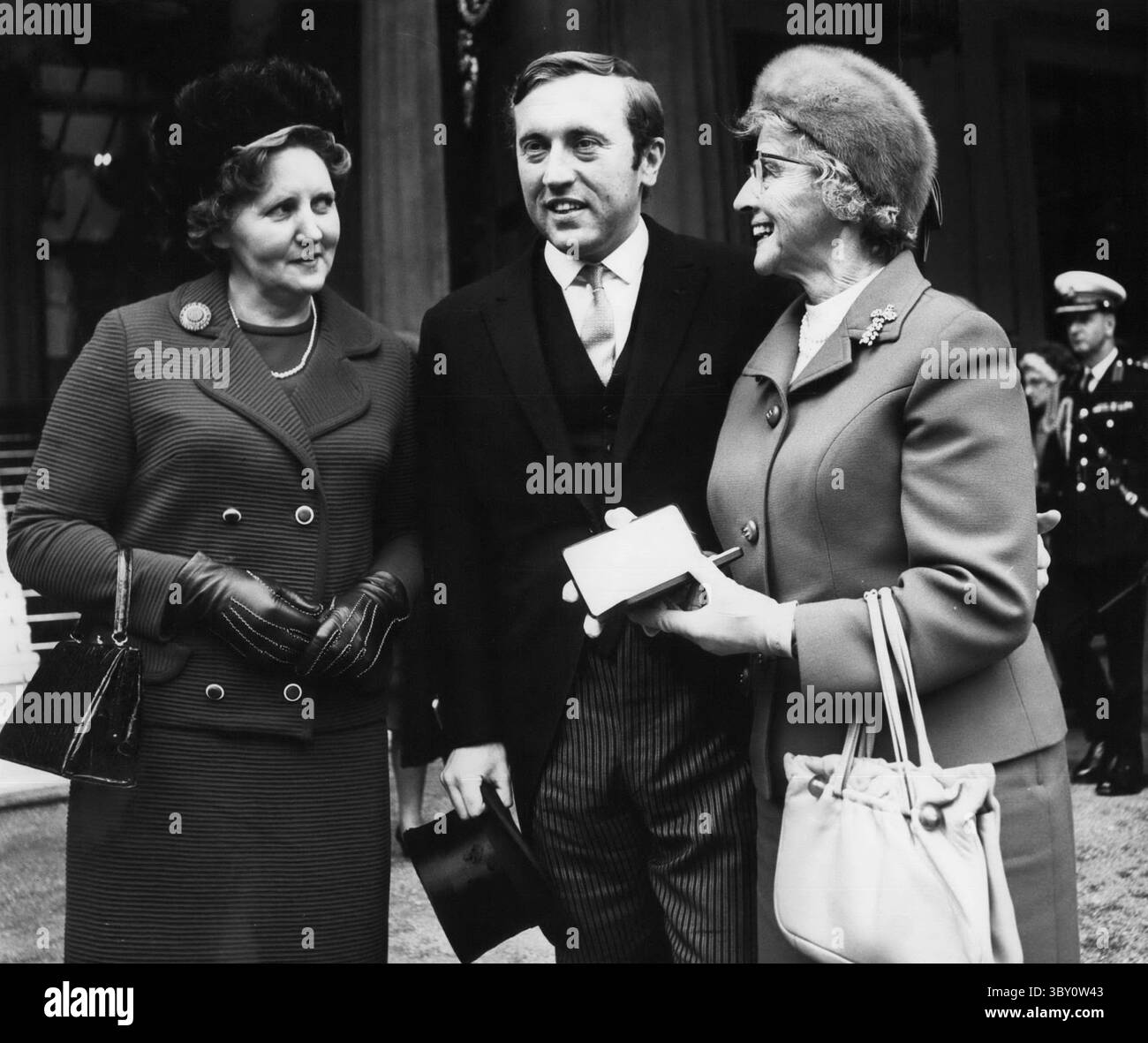 3 novembre 1970 - Londres, Angleterre, Royaume-Uni - personnalité de la télévision DAVID FROST, au centre, avec sa sœur MRS MARGARET BULL, à gauche, et sa mère, MRS MONA FROST à Buckingham place aujourd'hui, 3 novembre après avoir reçu l'ordre de l'Empire britannique ( OBE ) de sa Majesté, pour ses services à la télévision. (Crédit image : © Keystone Press Agency/ZUMA Press Wire) Banque D'Images