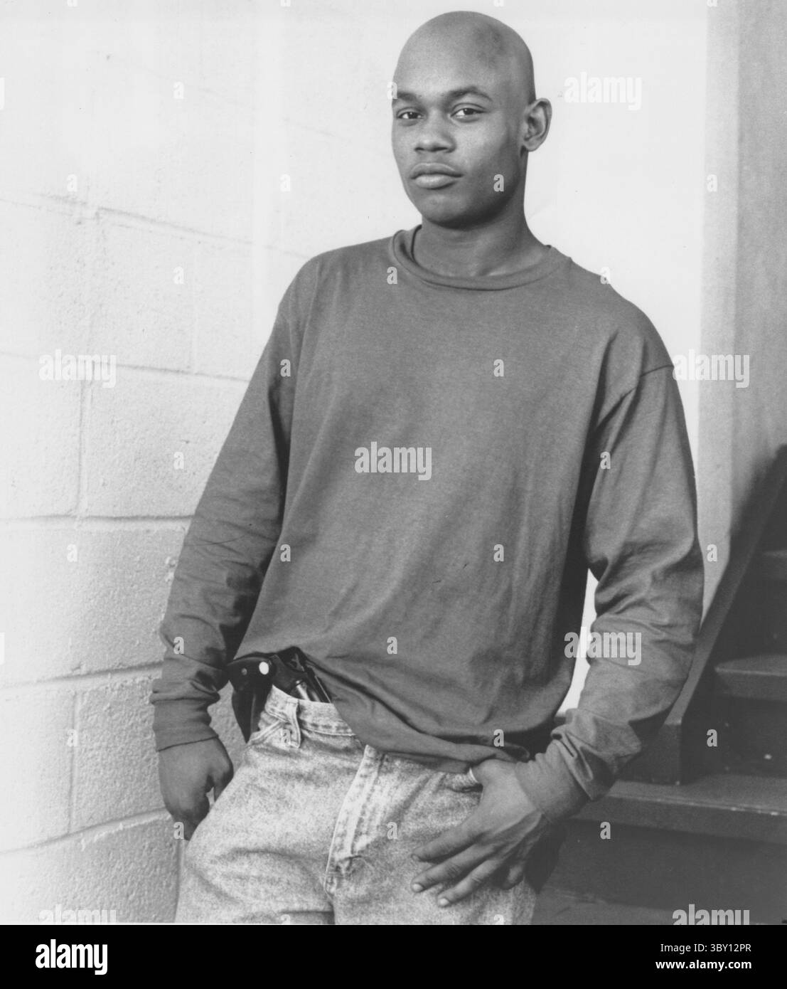 DATE DE SORTIE : 1993 TITRE : Strapped STUDIO : HBO RÉALISATEUR : Forest Whitaker PLOT : ex-con essayant de passer directement à travers de sérieux problèmes. Sa petite amie est arrêtée pour avoir distribué du crack à un policier infiltré. Dans une tentative désespérée d'obtenir l'abandon des charges contre sa femme, il conclut un accord avec le flic d'armes (Michael Biehn) pour retourner les trafiquants d'armes locaux. Comment jamais, le D.A. n'est pas satisfait des résultats, ce qui entraîne un jeu sérieux et un double croisement. EN VEDETTE : BOKEEM WOODBINE. (Crédit image : © HBO/Entertainment Pictures/ZUMAPRESS.com) Banque D'Images