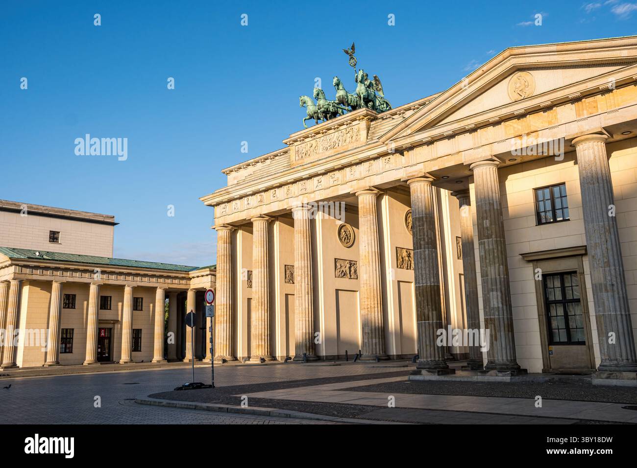L'emblématique porte de Brandebourg à Berlin par un matin ensoleillé sans personne Banque D'Images