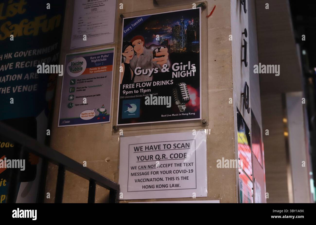 6 janvier 2022, HONG KONG, CHINE : avis de balayage pour QR Code et rappel des exigences pour la certification de la vaccination COVID est affiché à l'entrée du bar local.à la lumière de l'aggravation des infections Omicron dans la ville, le gouvernement de Hong Kong resserre l'emprise en introduisant d'autres restrictions, autorisant seulement les heures d'ouverture des restaurants et des joints de bar jusqu'à 18 heures à partir de demain HEURE de Hong Kong. En attendant, une mesure beaucoup plus sévère devrait commencer, que seuls les citoyens vaccinés sont autorisés à entrer dans les restaurants et les bars, les cinémas et les installations gouvernementales après le 24 février.Jan-6, Banque D'Images
