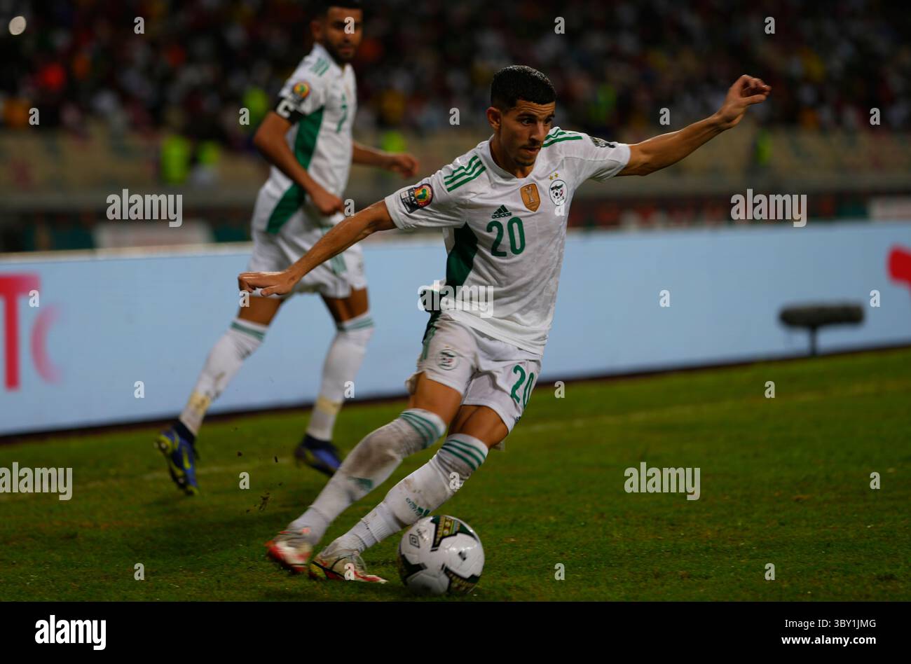 Douala, Cameroun, 16 janvier 2022 : Youcef Atal d'Algérie lors de l'Algérie contre Guinée équatoriale - Coupe d'Afrique des Nations au stade Japoma. Kim Price/CSM.(image de crédit : &copy ; Ulrik Pedersen/CSM via ZUMA Wire) Banque D'Images
